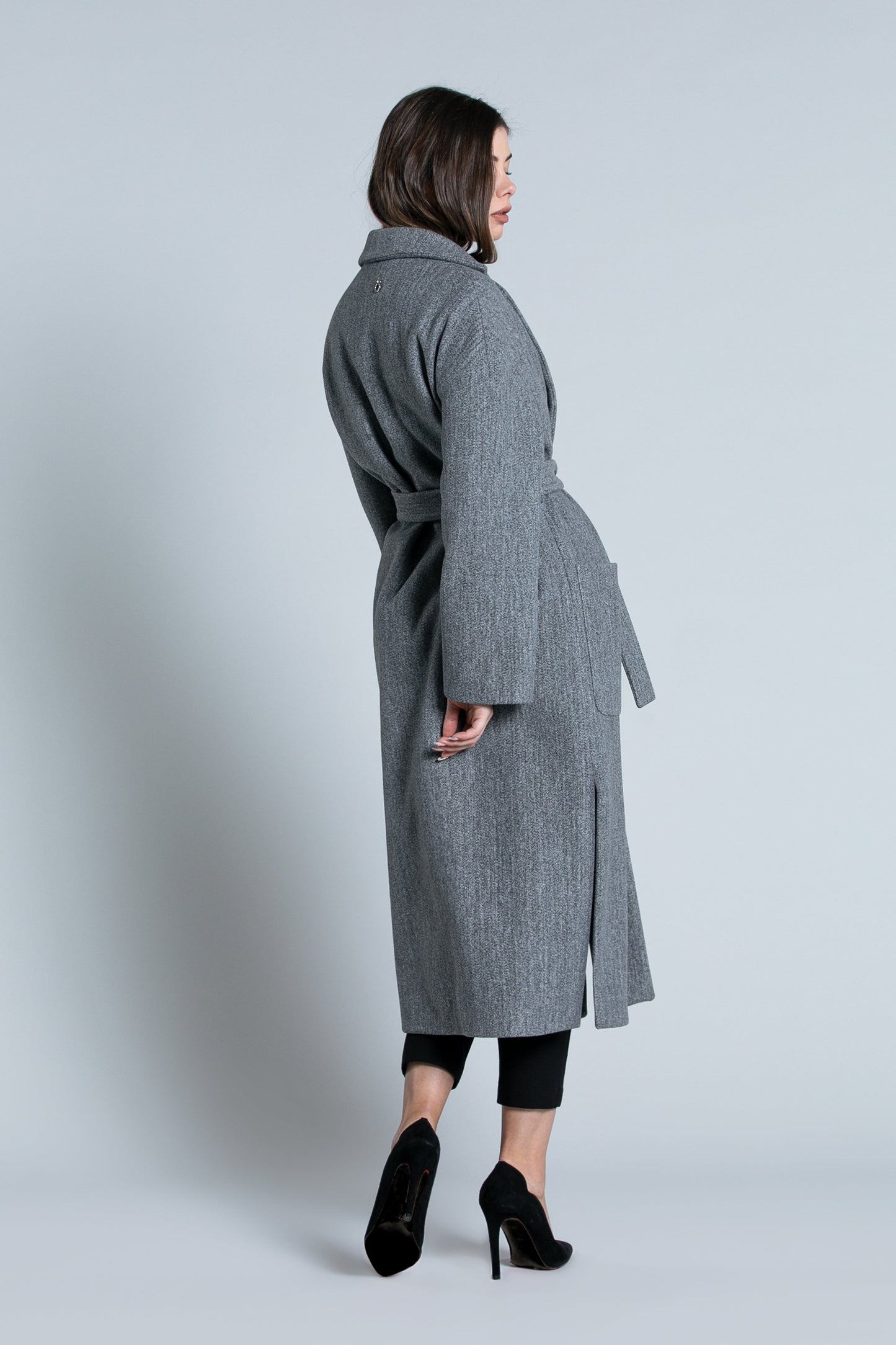 带腰带和灰色贴袋的长袖 RAISE 大衣