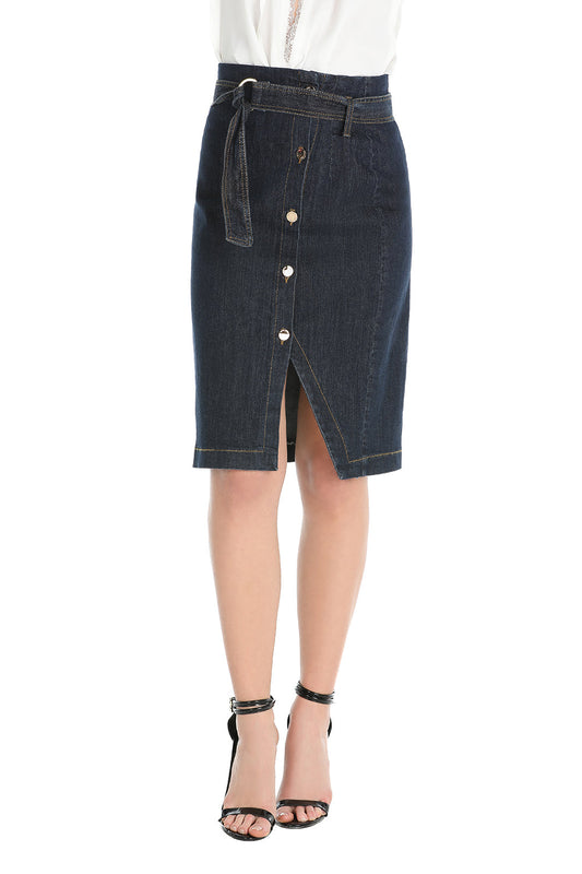 高腰深蓝色牛仔中长裙,配侧开衩纽扣和 AILEA 腰带