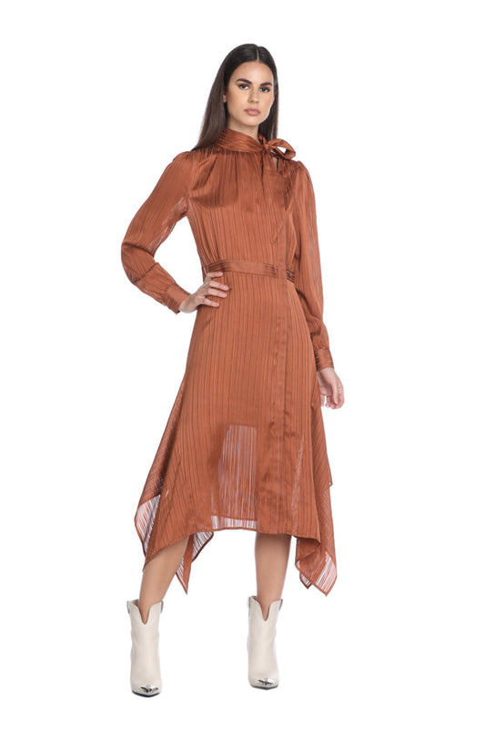 长袖 QUETI 中长连衣裙,配侧扣、腰带和露背