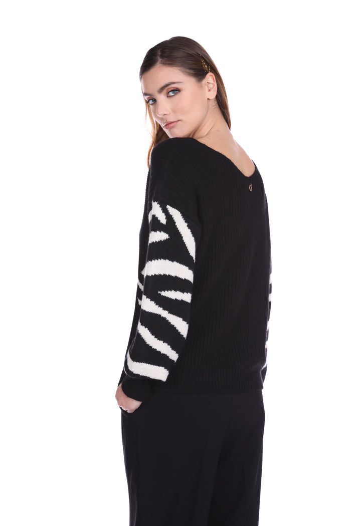 SATIWA 长袖卫衣双V领宽动物纹提花加菱形