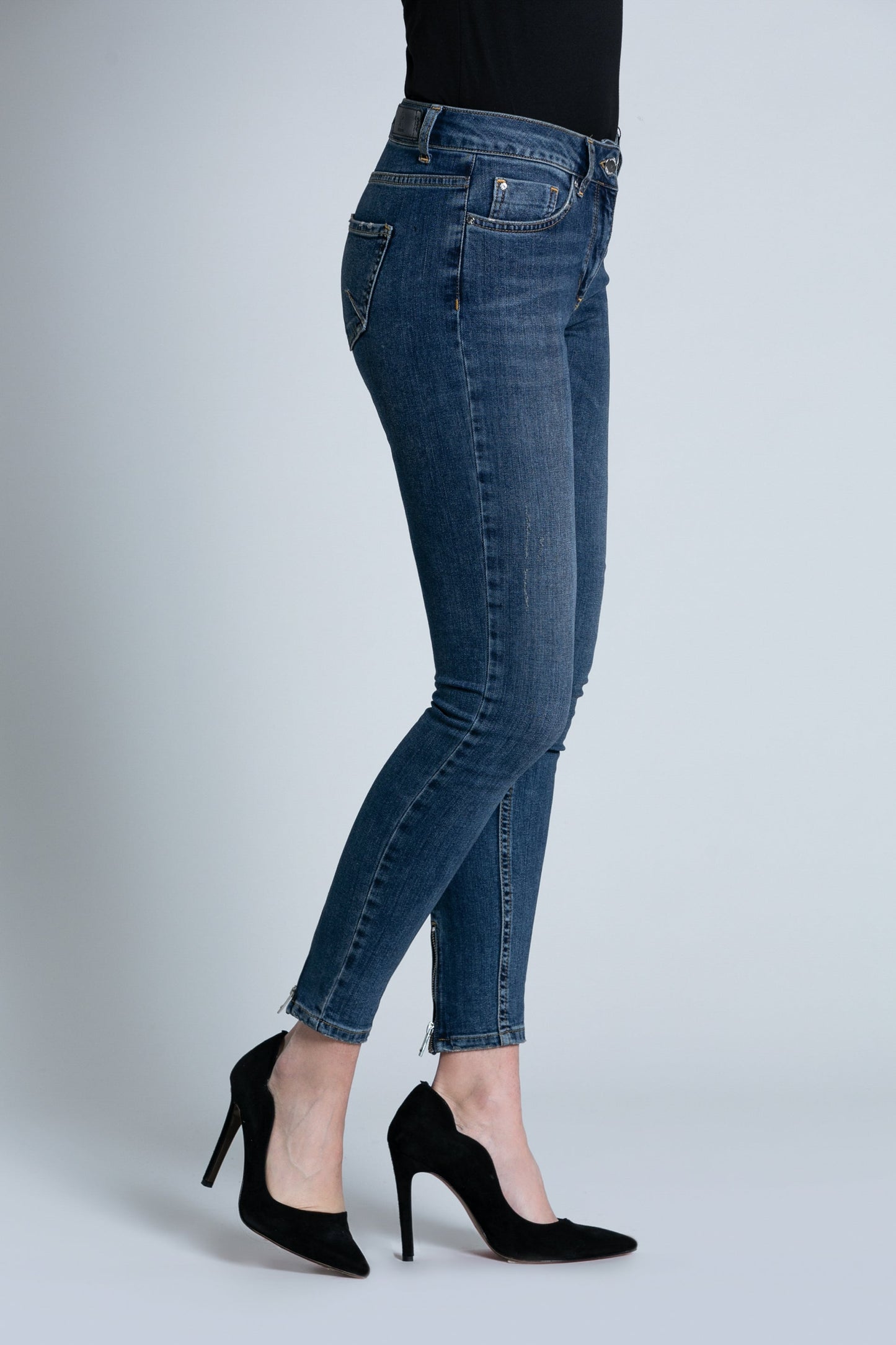 中号蓝色牛仔布 FLOORA_A 5 TS 聚拢牛仔裤,带徽标刺绣加磨损