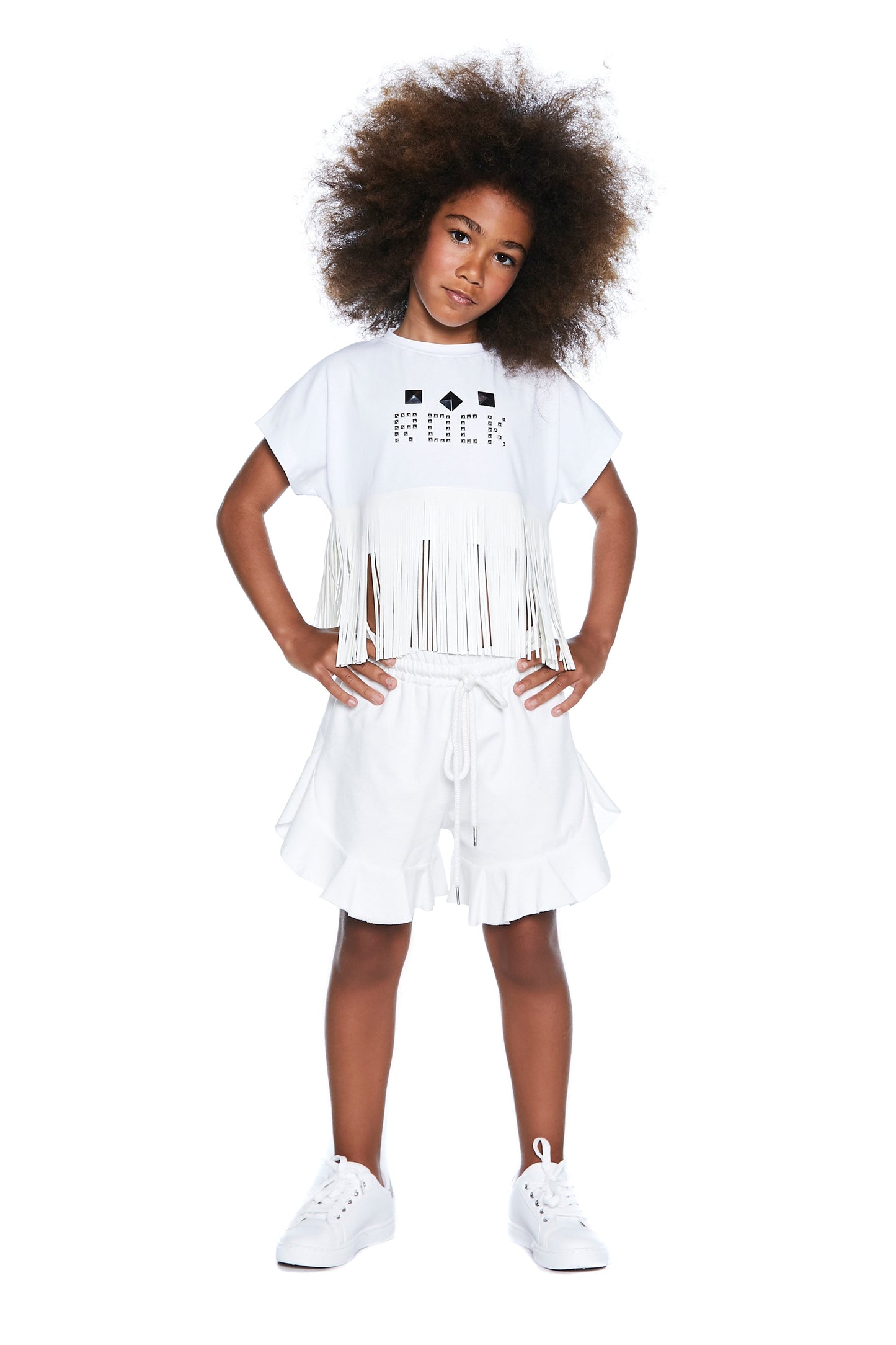 半袖 OCK T 恤,带摇滚书写铆钉和人造皮革流苏