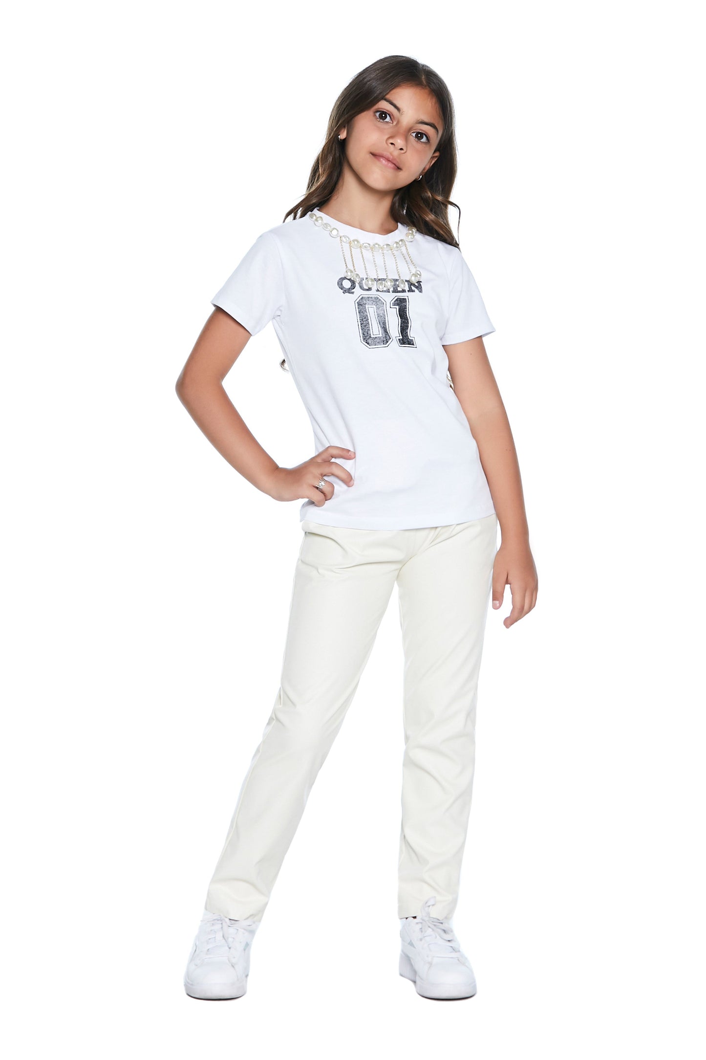 LABYLU 半袖 T 恤配以珍珠项链应用加上女王印花