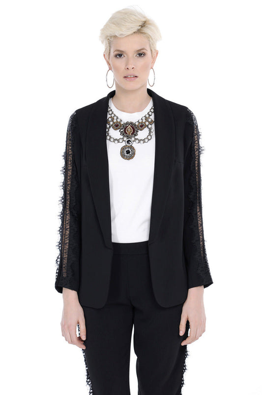 长袖绉纱面料夹克和 FAUSTA 扇形蕾丝款式