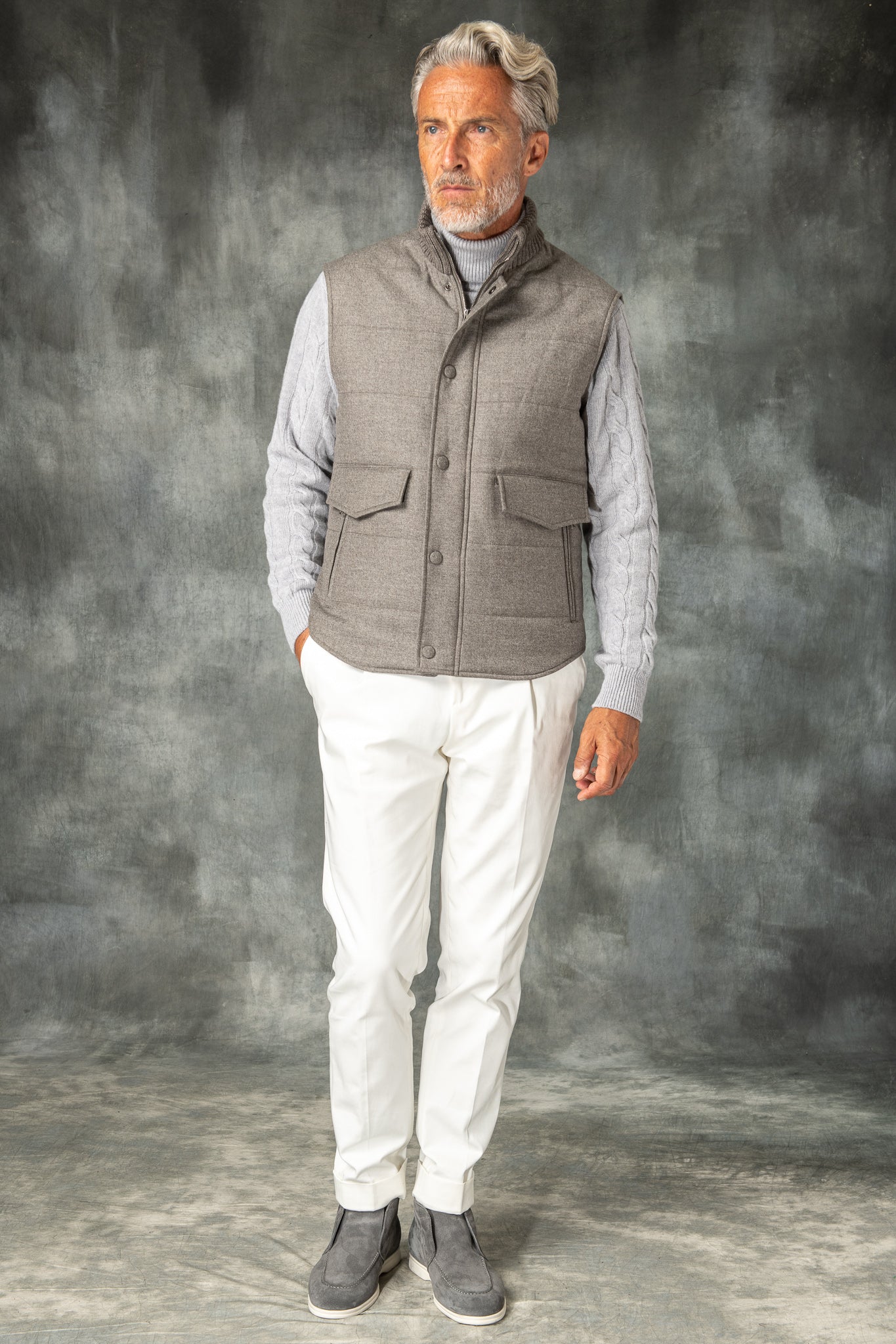 带有 Rain System® 的 Loro Piana 羊毛灰褐色羽绒背心 – 意大利制造