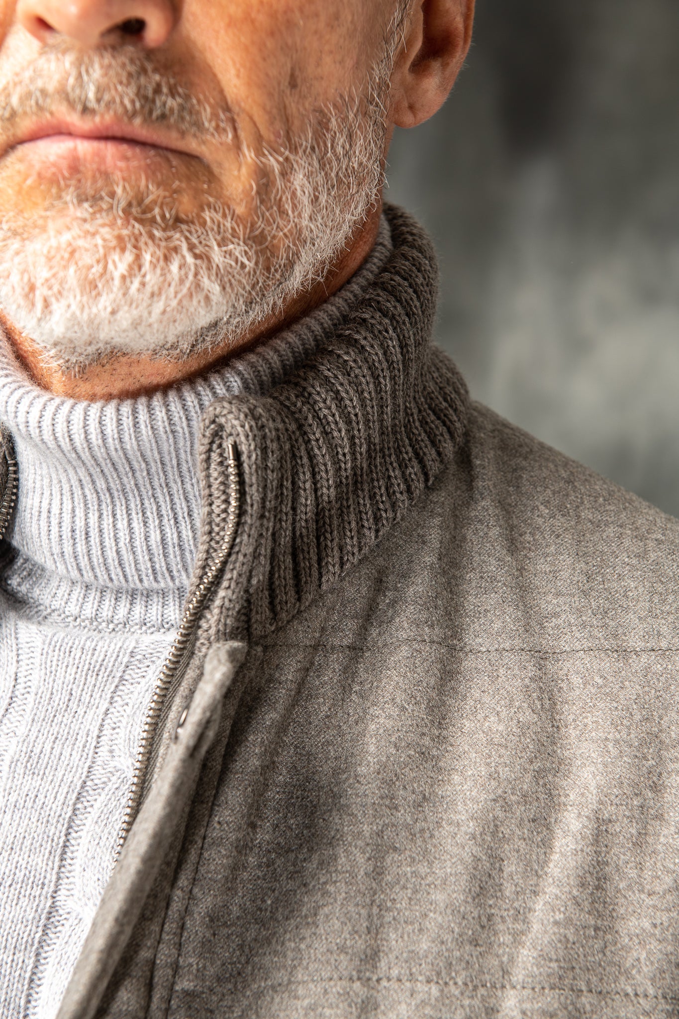 带有 Rain System® 的 Loro Piana 羊毛灰褐色羽绒背心 – 意大利制造