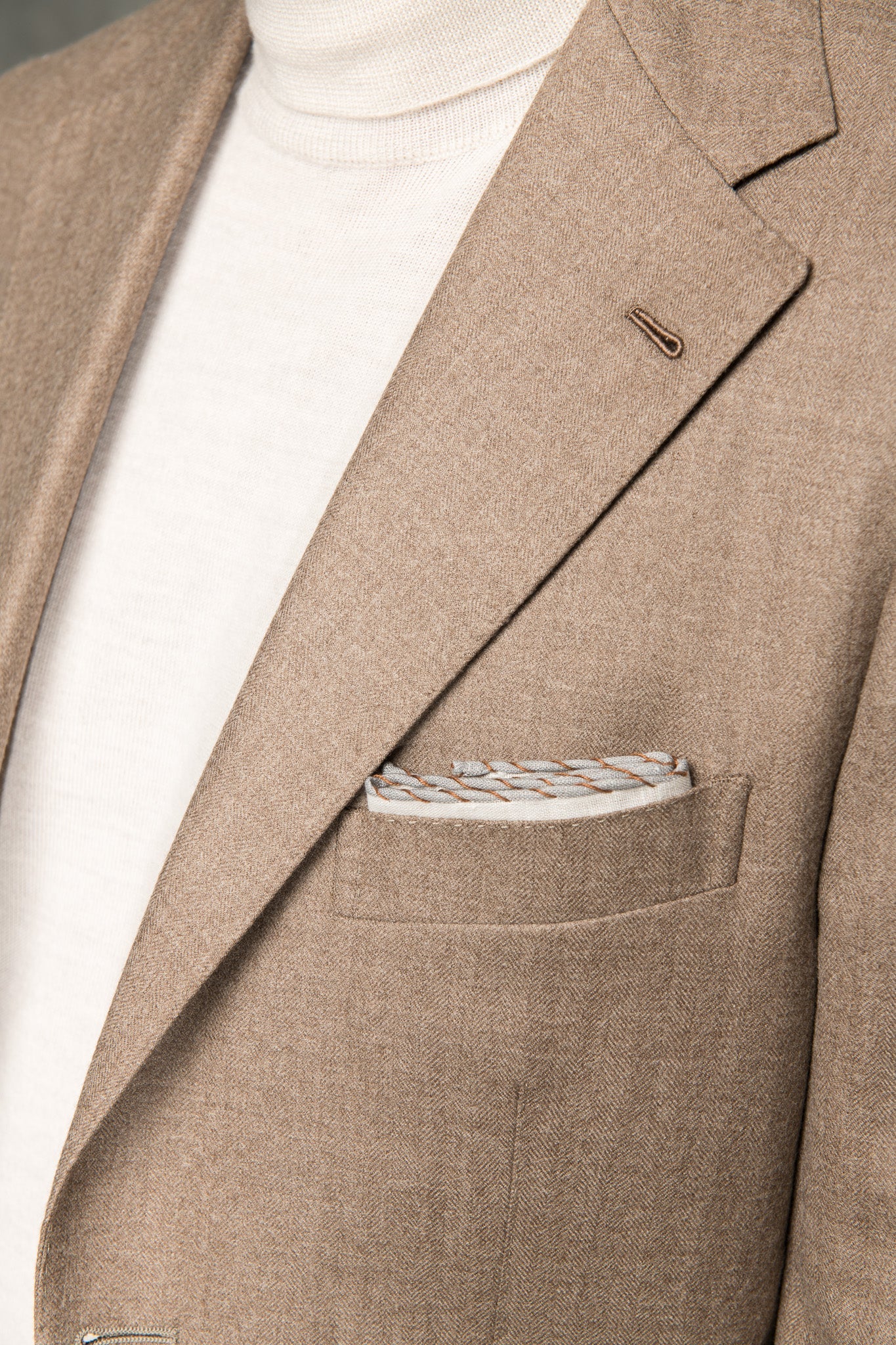 LORO PIANA Pecora Nera® 羊毛灰褐色套装 – 意大利制造
