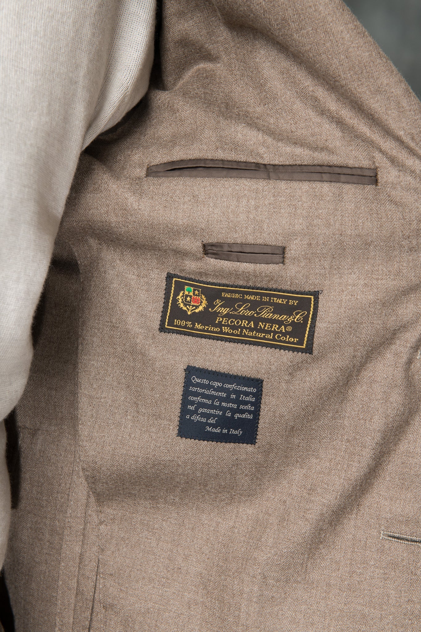 LORO PIANA Pecora Nera® 羊毛灰褐色套装 – 意大利制造