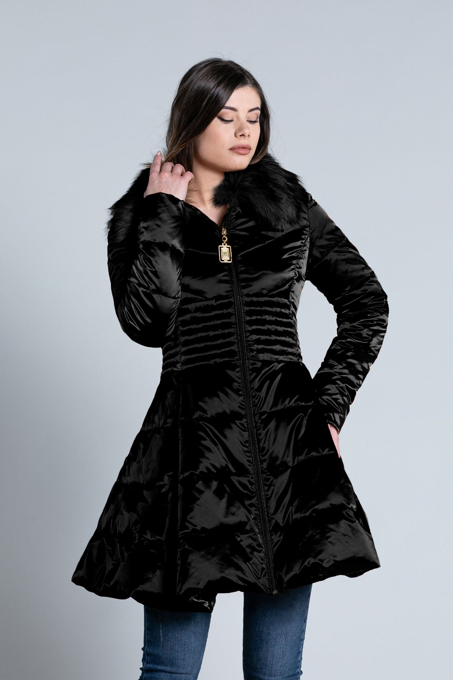 JINA 长袖羽绒服轮裙带口袋和可拆卸生态皮革衣领。