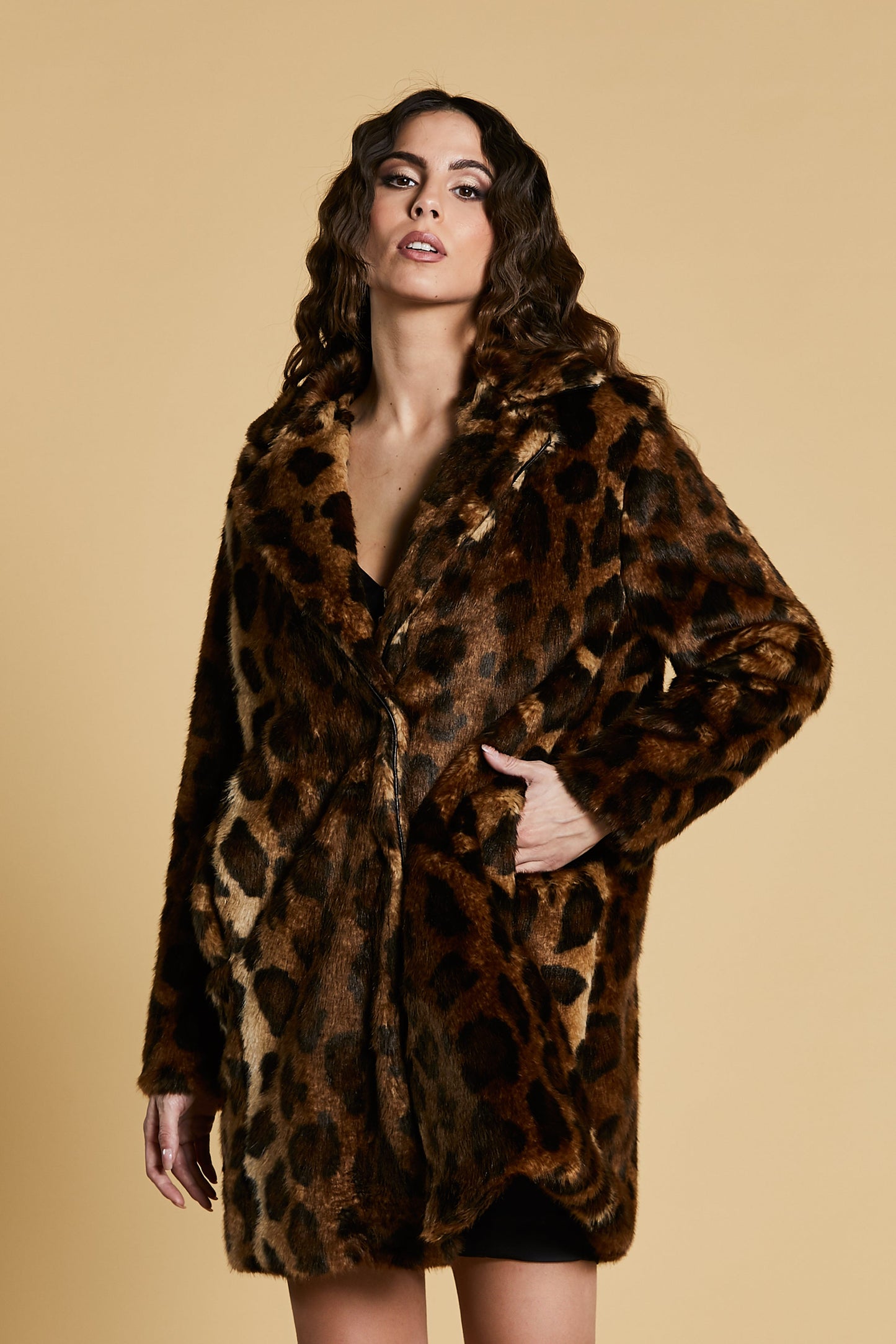 SUNAS 生态毛皮长袖，带斑点滚边轮廓和口袋