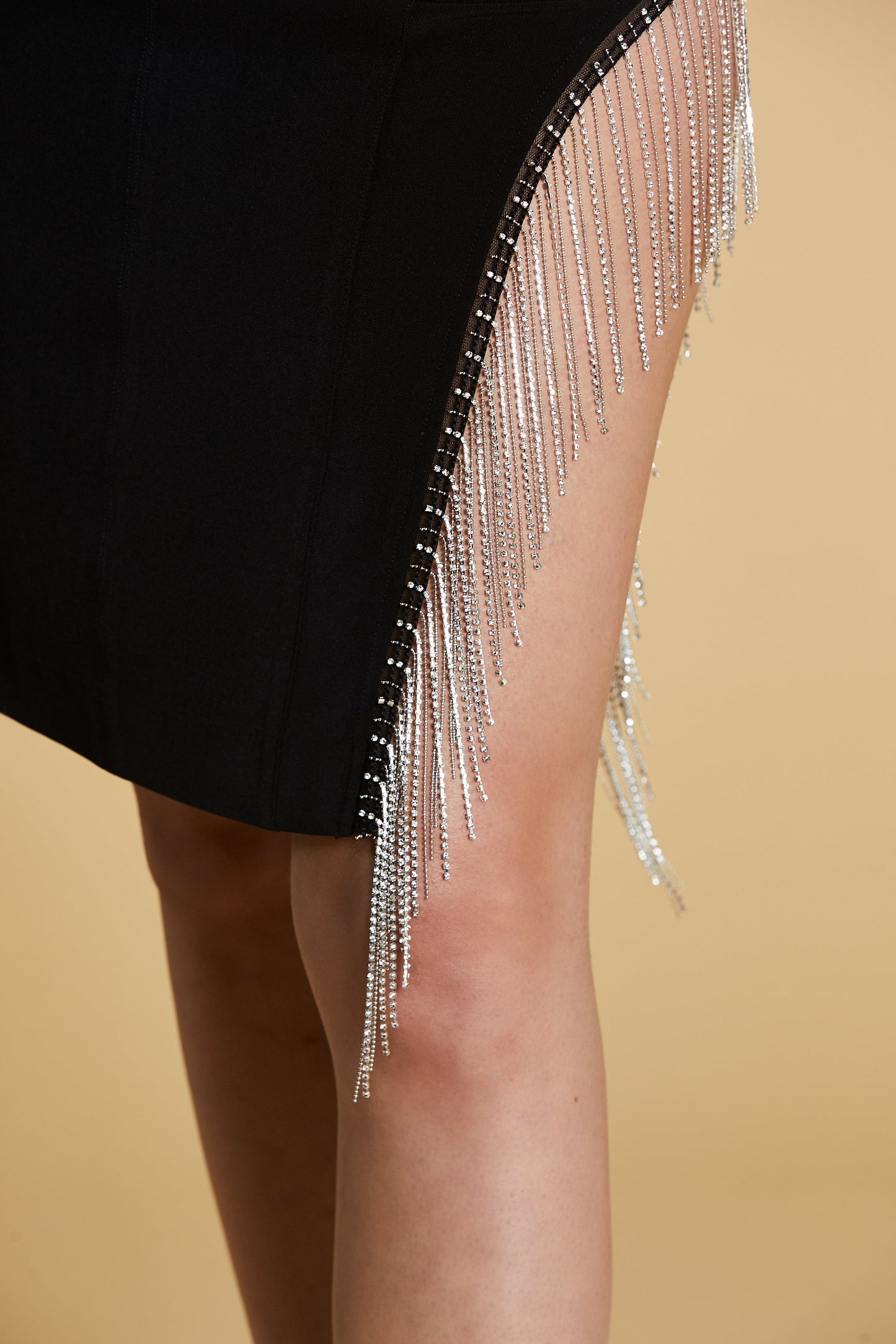 WIDOWI 短袖无袖连衣裙，心形领口开衩，带链条和水钻的贴花