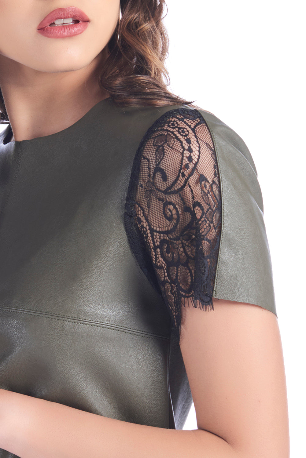 人造皮革和 MAHASTI 蕾丝镶嵌半袖 T 恤