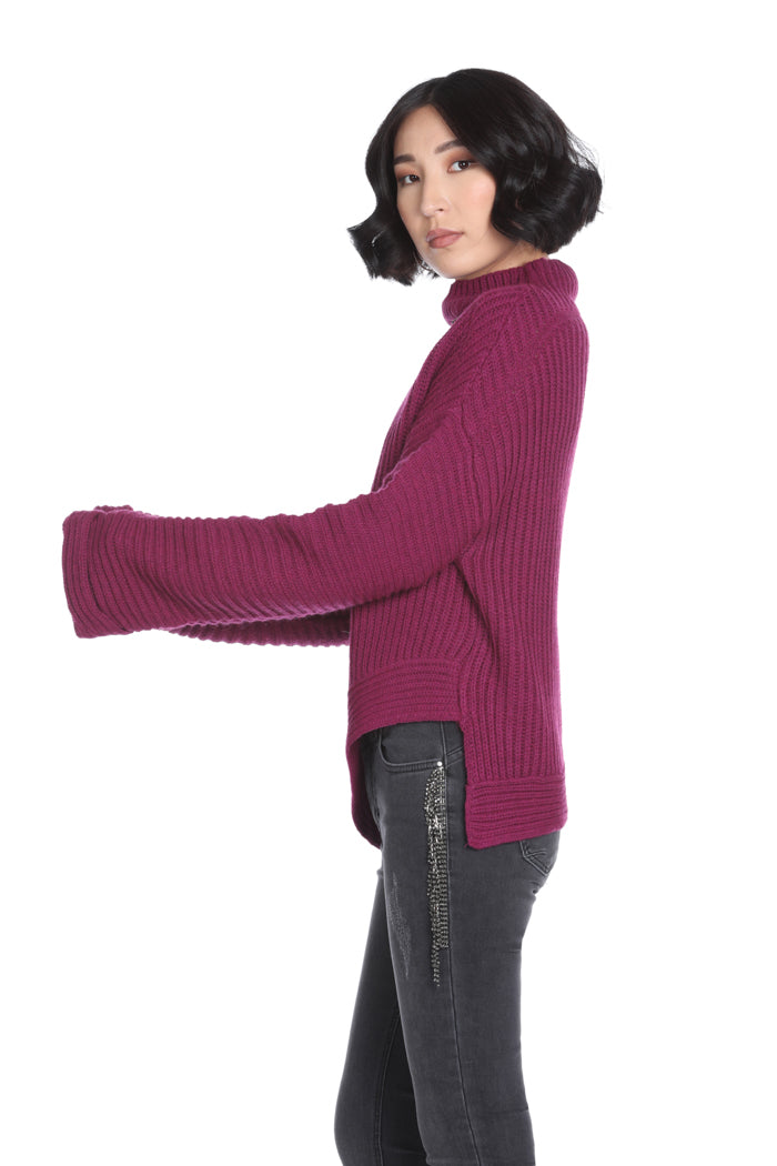 ZOGRAF 火山领毛衣配胸针长袖宽不对称下摆