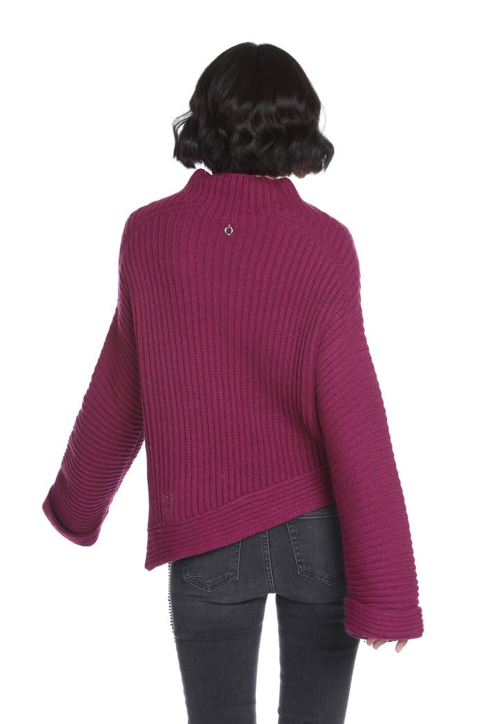 ZOGRAF 火山领毛衣配胸针长袖宽不对称下摆