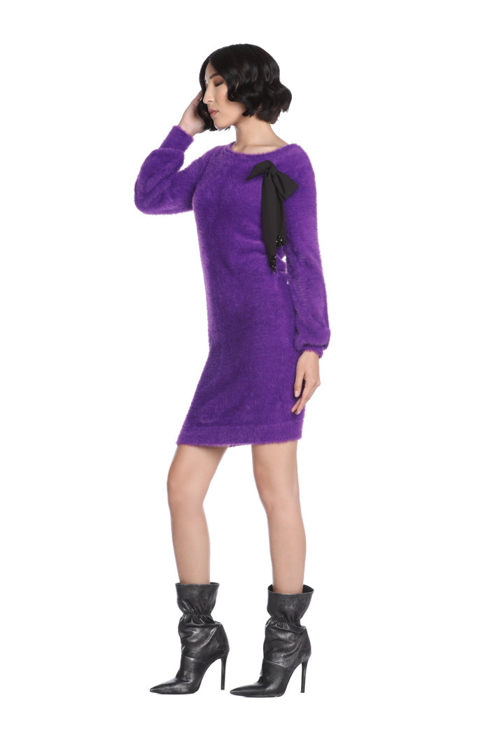 TEFEA 短款长袖连衣裙，配以蝴蝶结胸针和水钻