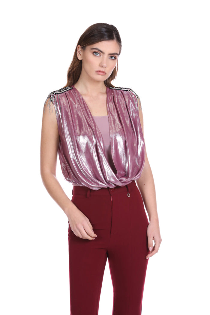 WANASMI 紧身衣采用层压面料，肩部饰有十字架和链条包