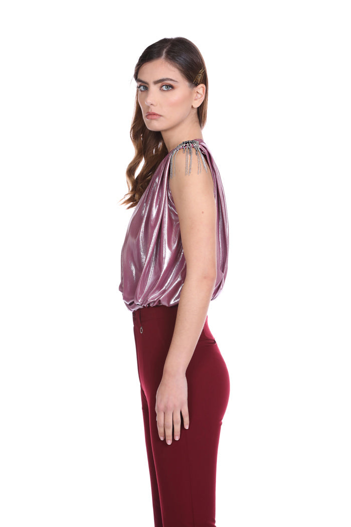 WANASMI 紧身衣采用层压面料，肩部饰有十字架和链条包