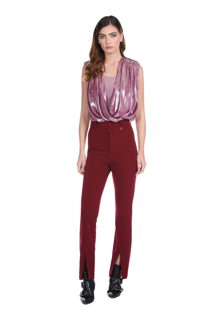 WANASMI 紧身衣采用层压面料，肩部饰有十字架和链条包