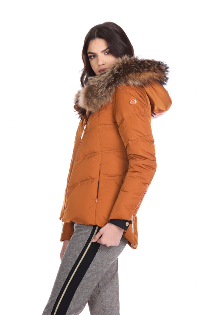 PYLET 长袖羽绒服，带生态皮革细节和横向拉链。加上毛皮罩