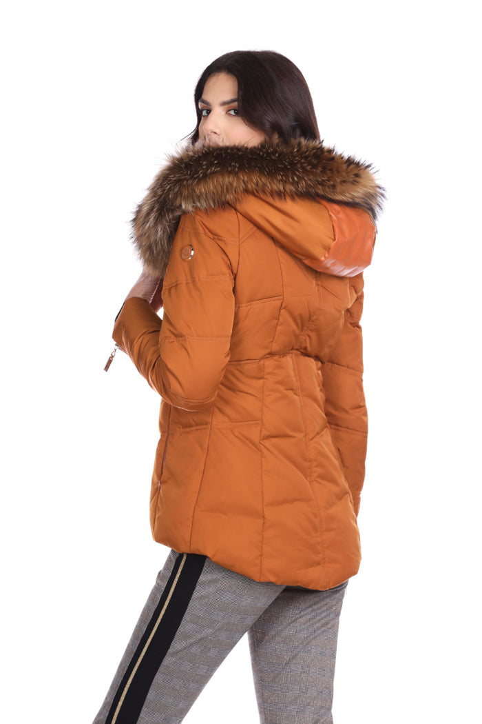 PYLET 长袖羽绒服，带生态皮革细节和横向拉链。加上毛皮罩