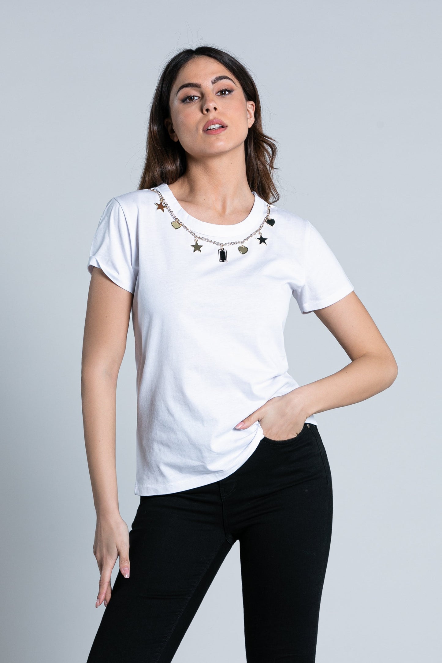 SAPPORO 半袖 T 恤配项链和吊坠