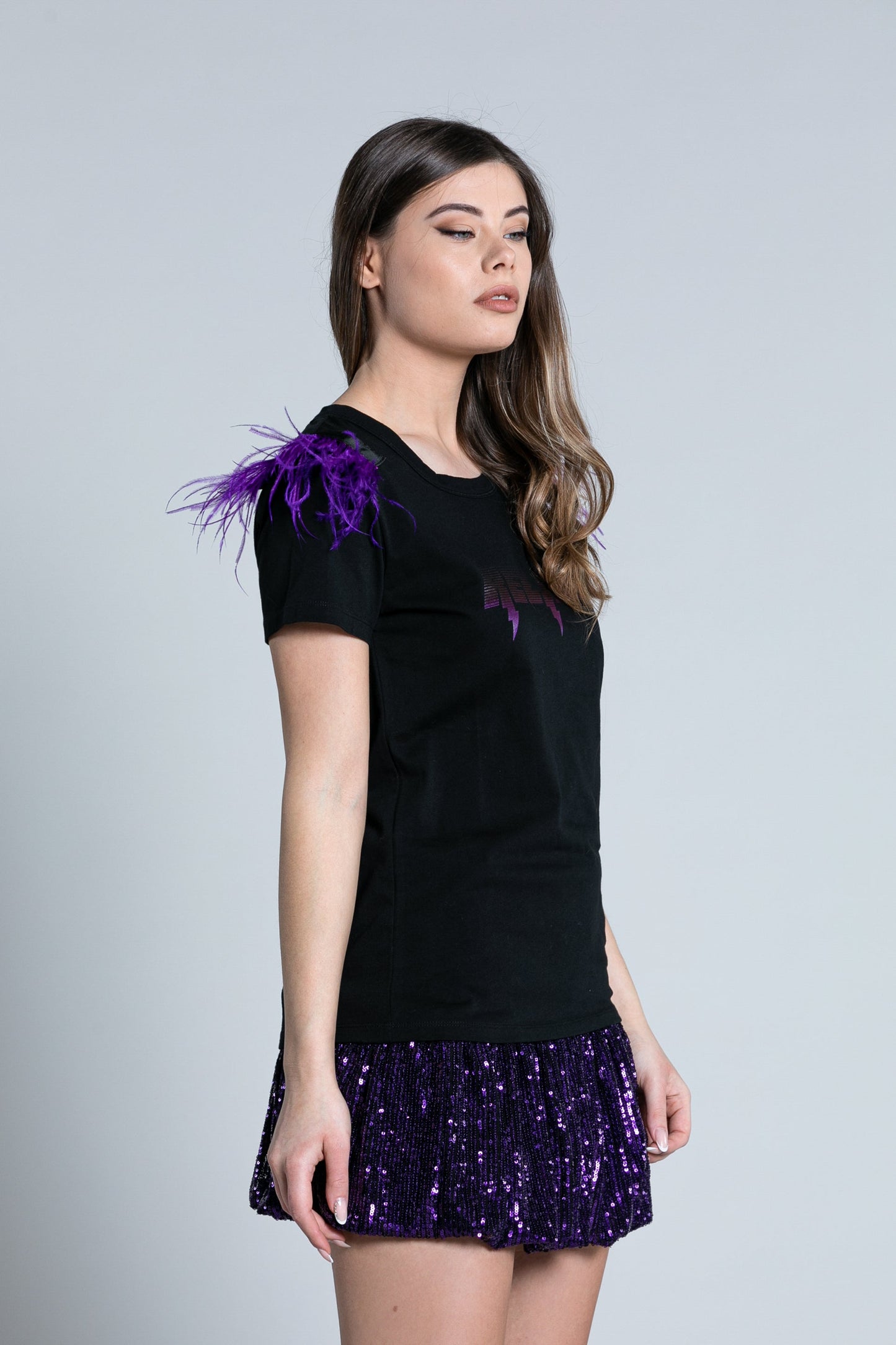 SHIBUYA 半袖 T 恤，带可拆卸羽毛和徽标印花