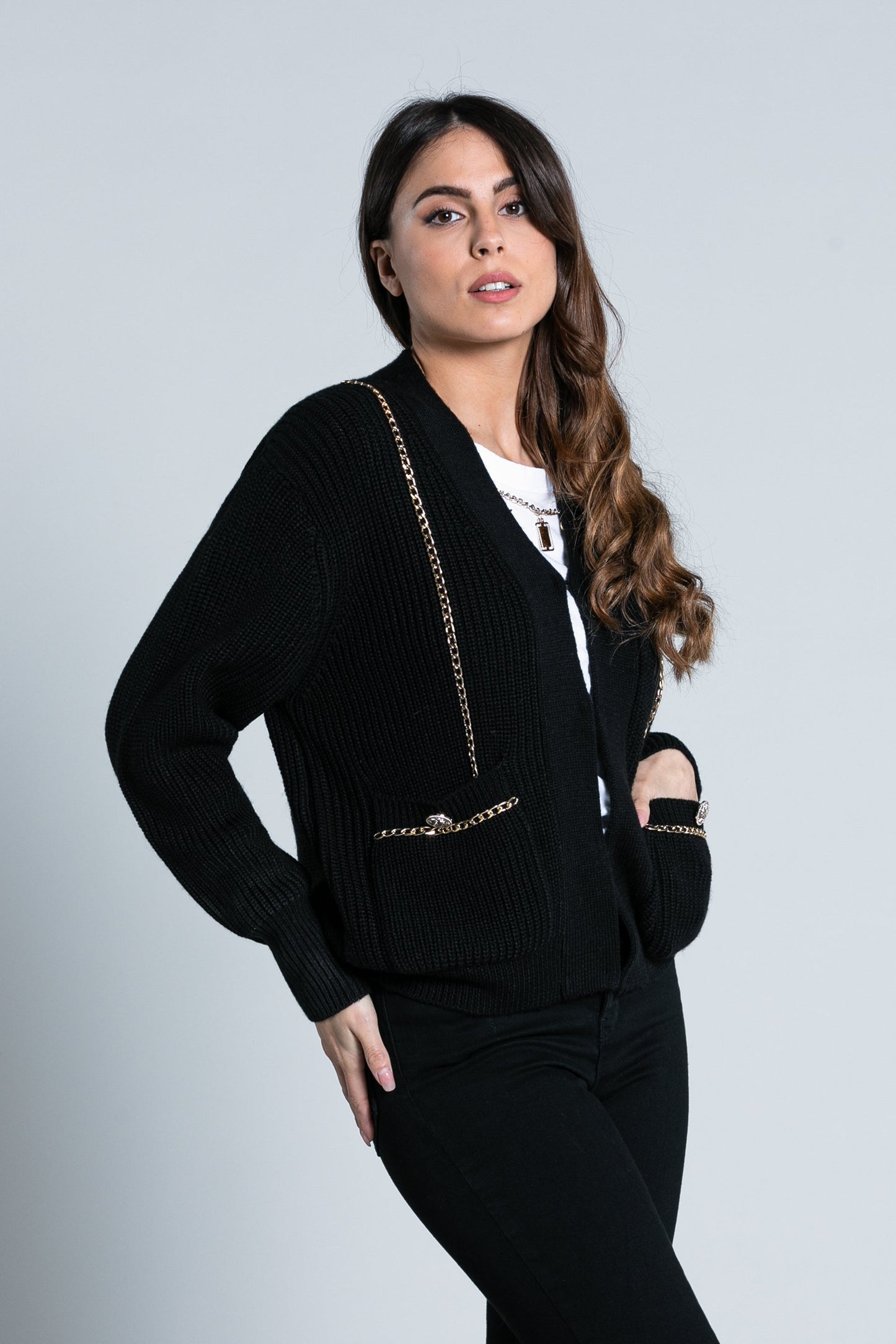 SATIS 长袖 V 领开衫，带链条加口袋加纽扣