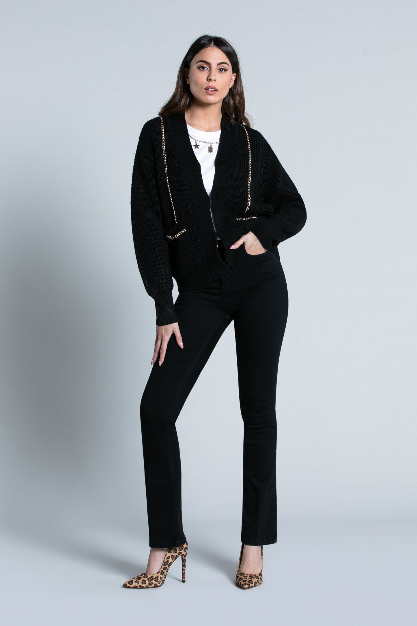 SATIS 长袖 V 领开衫，带链条加口袋加纽扣