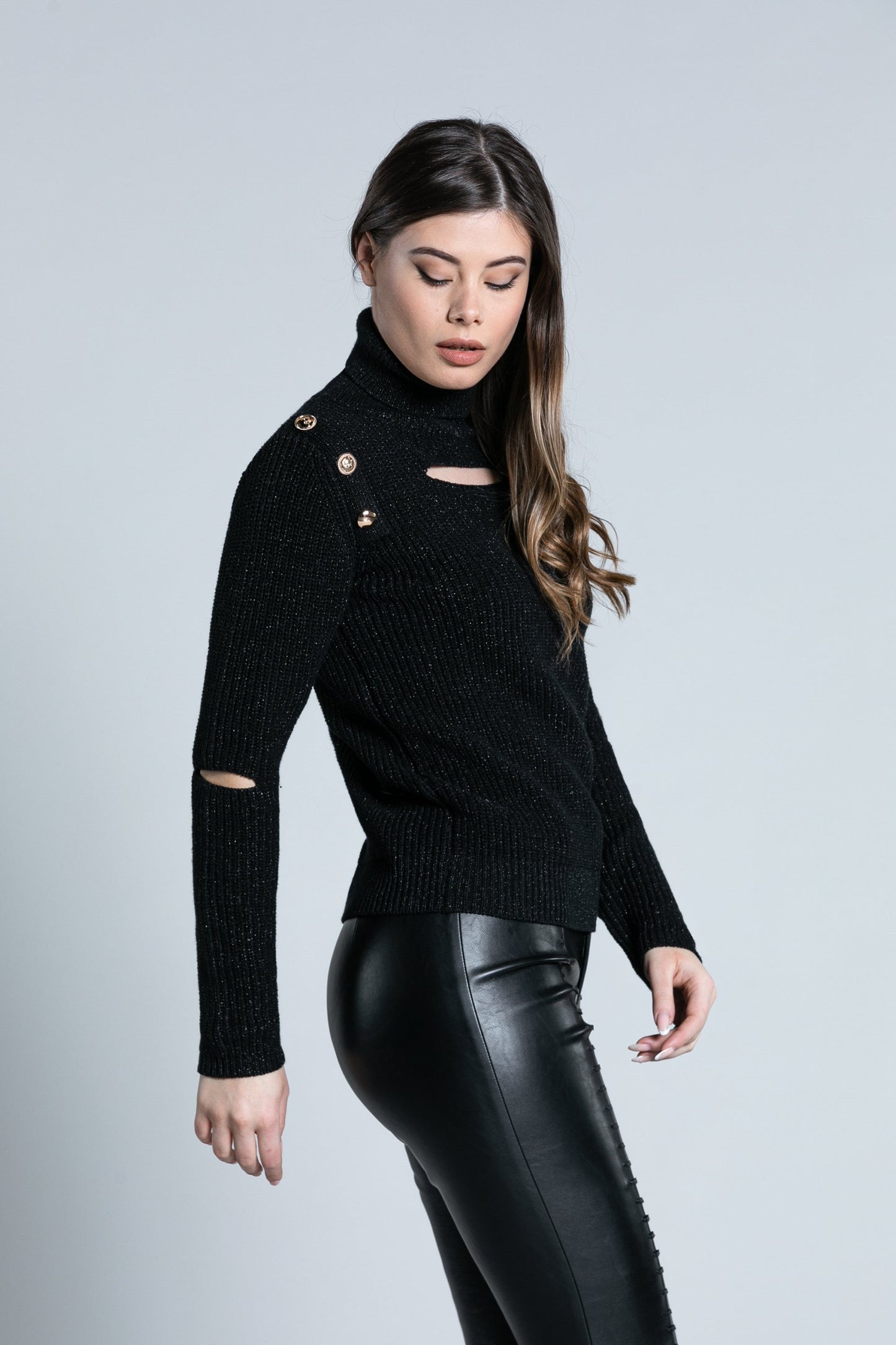 VITI 长袖高领毛衣，胸部垂坠加细节加卢勒克斯纽扣