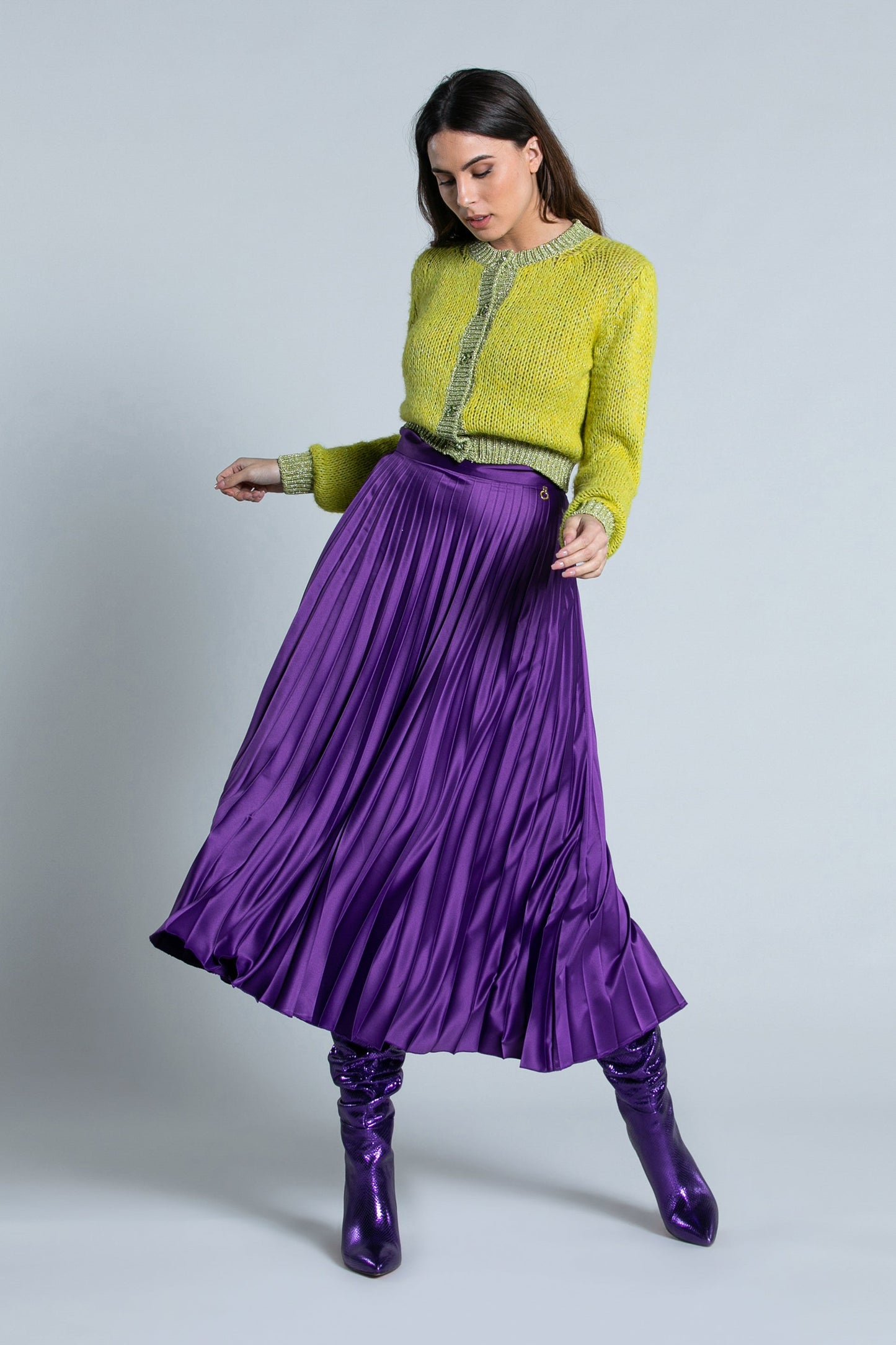 RAMMA 短款长袖开衫，配以珠宝纽扣和卢勒克斯边缘