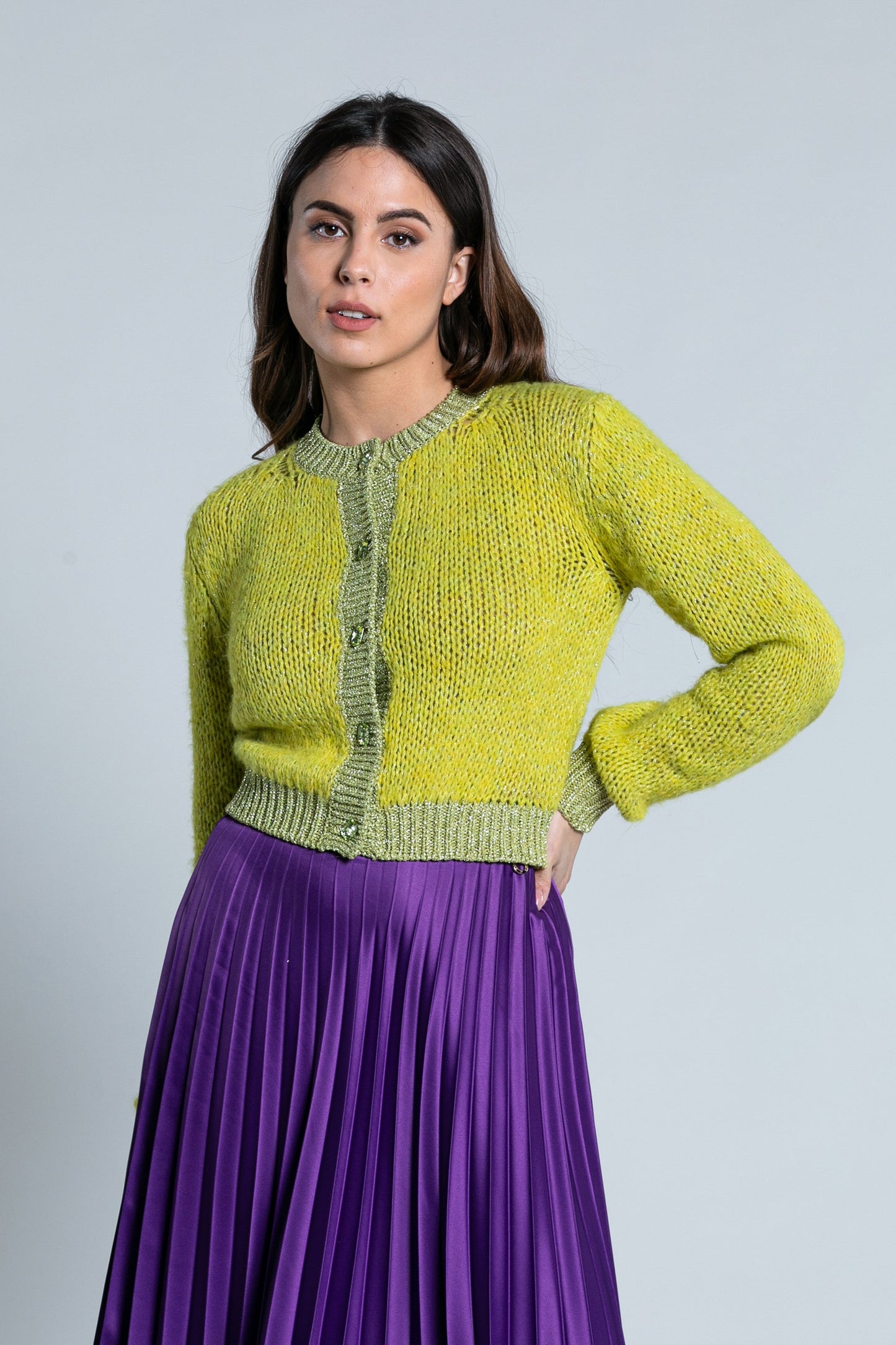 RAMMA 短款长袖开衫，配以珠宝纽扣和卢勒克斯边缘