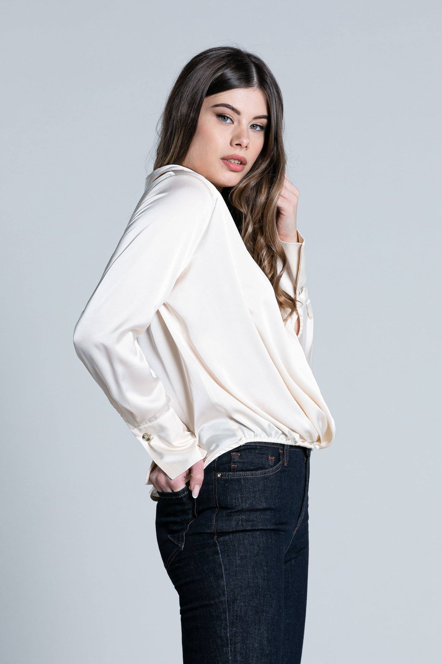 TORAS 衬衫长袖交叉领口带纽扣加不对称松紧带