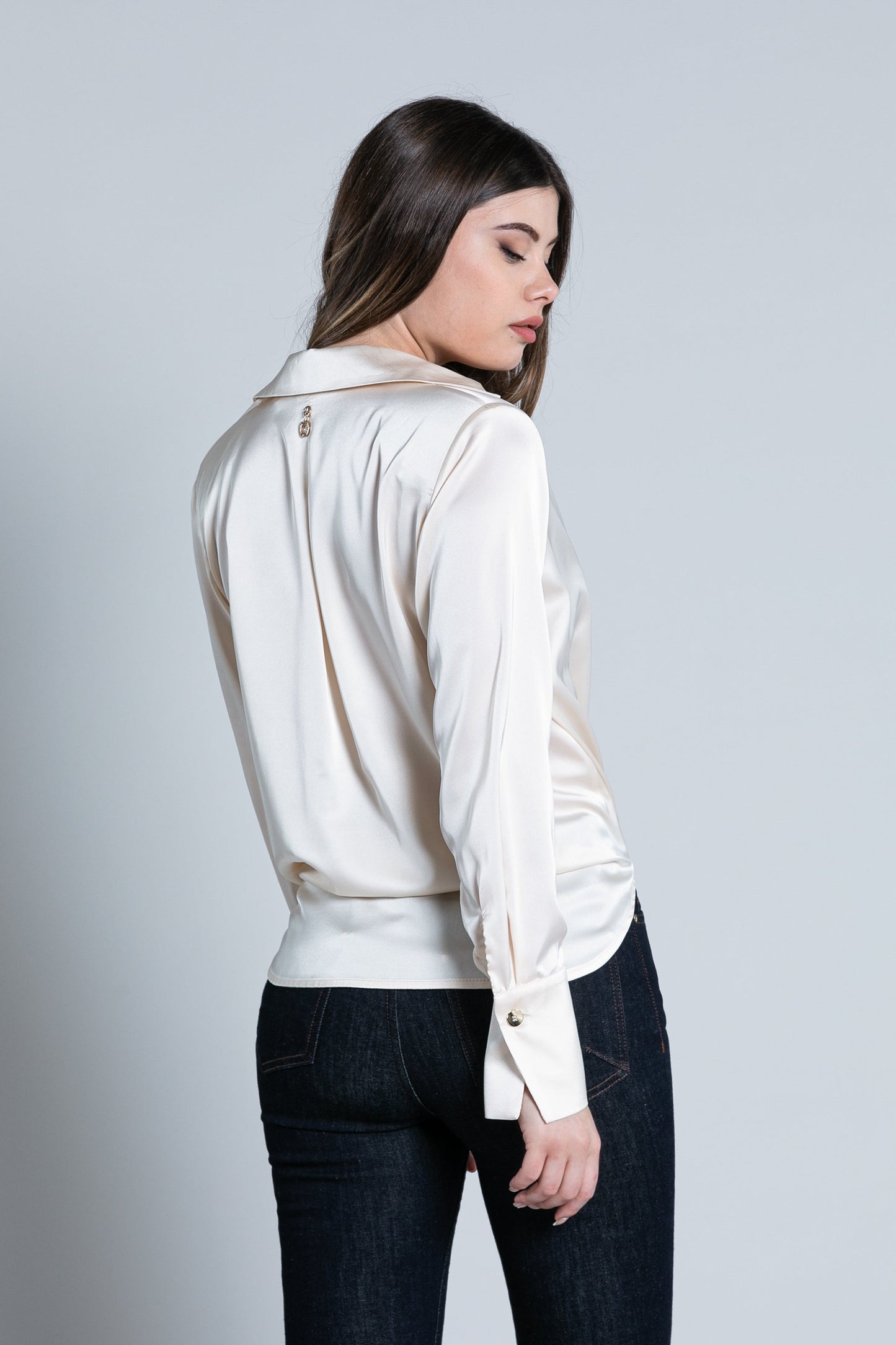 TORAS 衬衫长袖交叉领口带纽扣加不对称松紧带