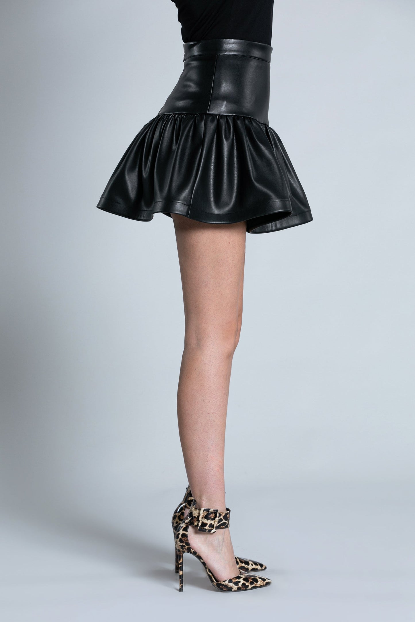 SUTY 卷边短裙加人造皮革荷叶边