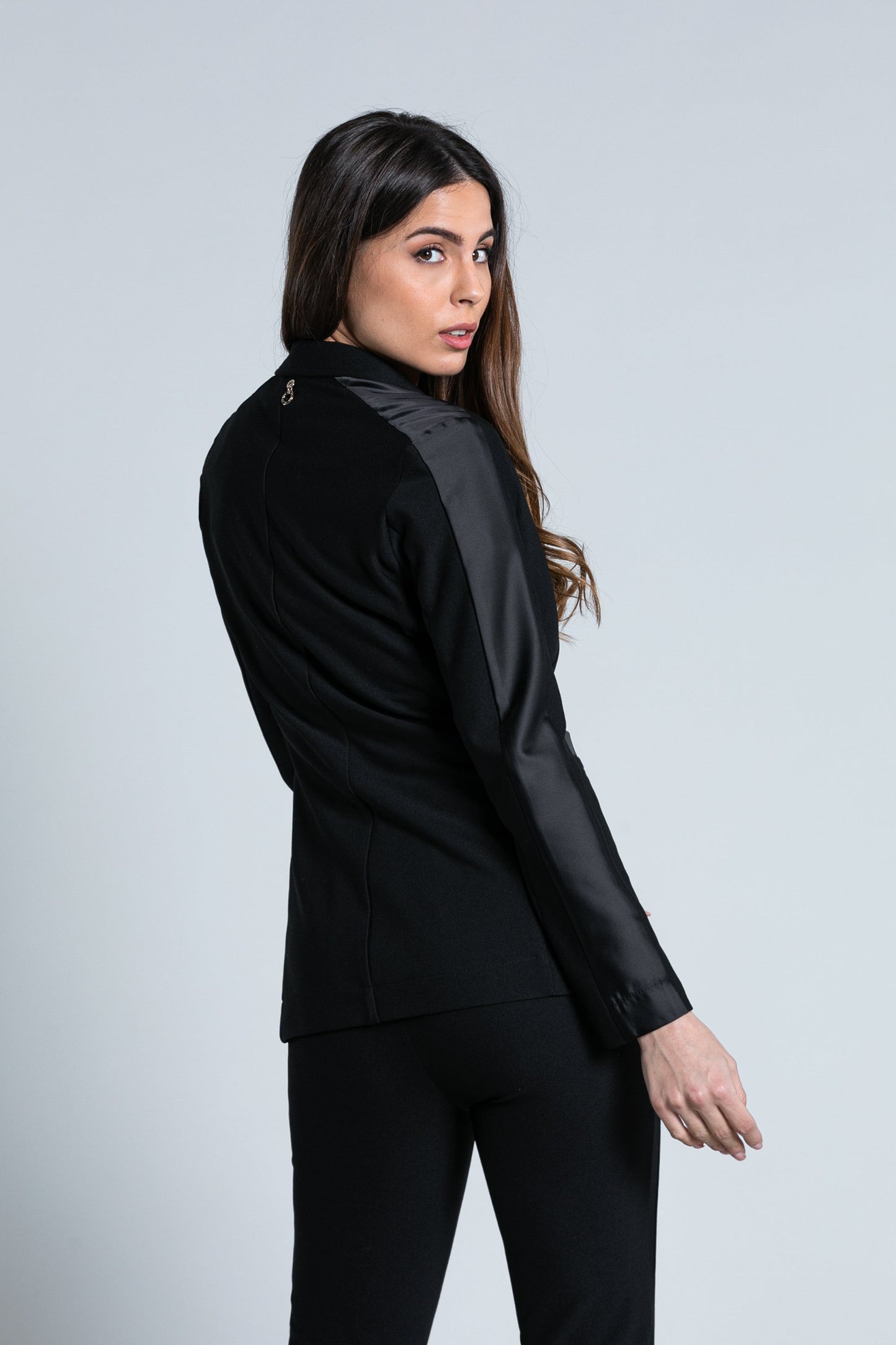 SFODYS 缎面细节长袖一粒扣夹克，无衬里