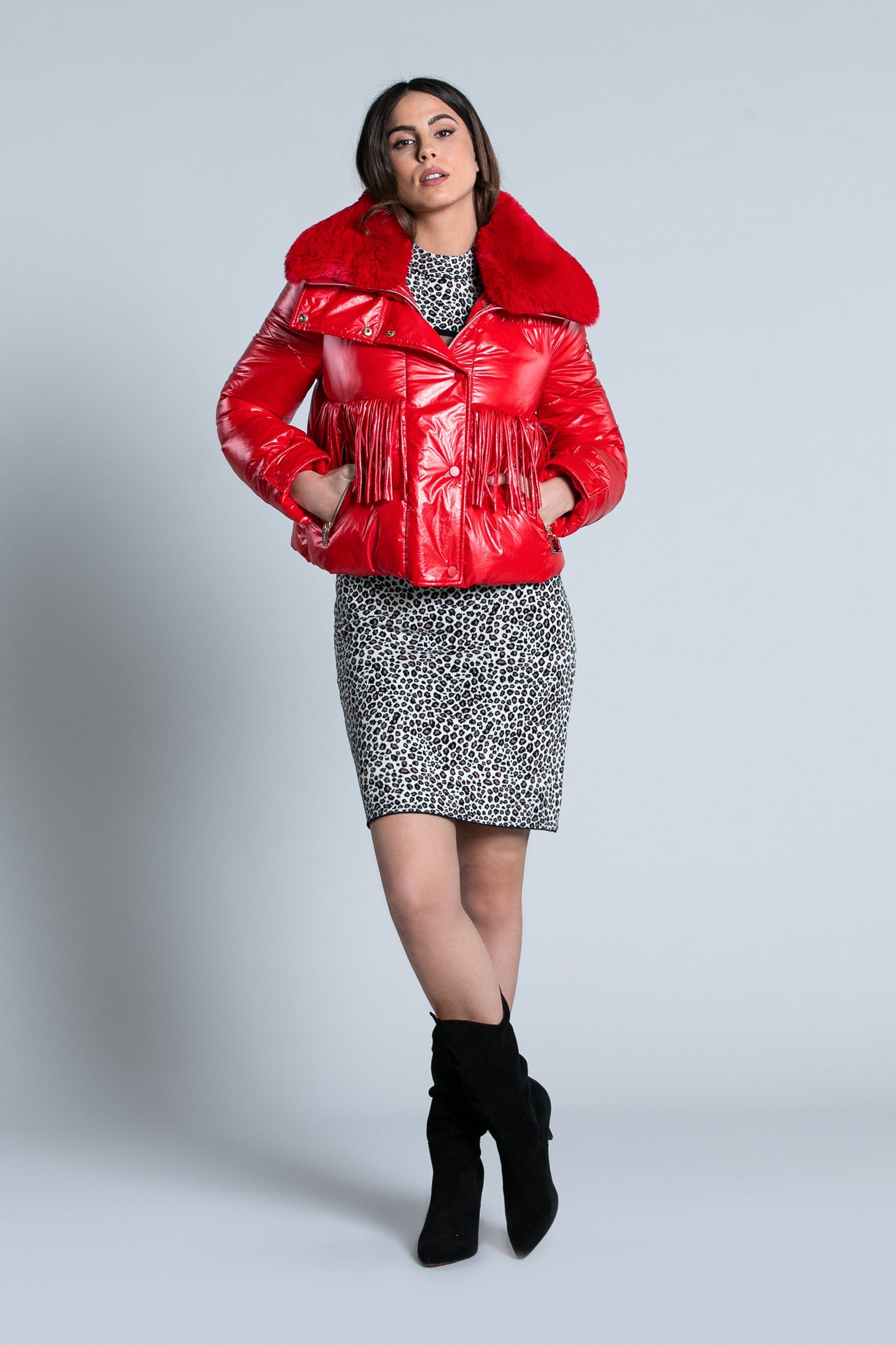 TOD 短款长袖羽绒服，带拉链加纽扣加流苏加可拆卸人造毛领。