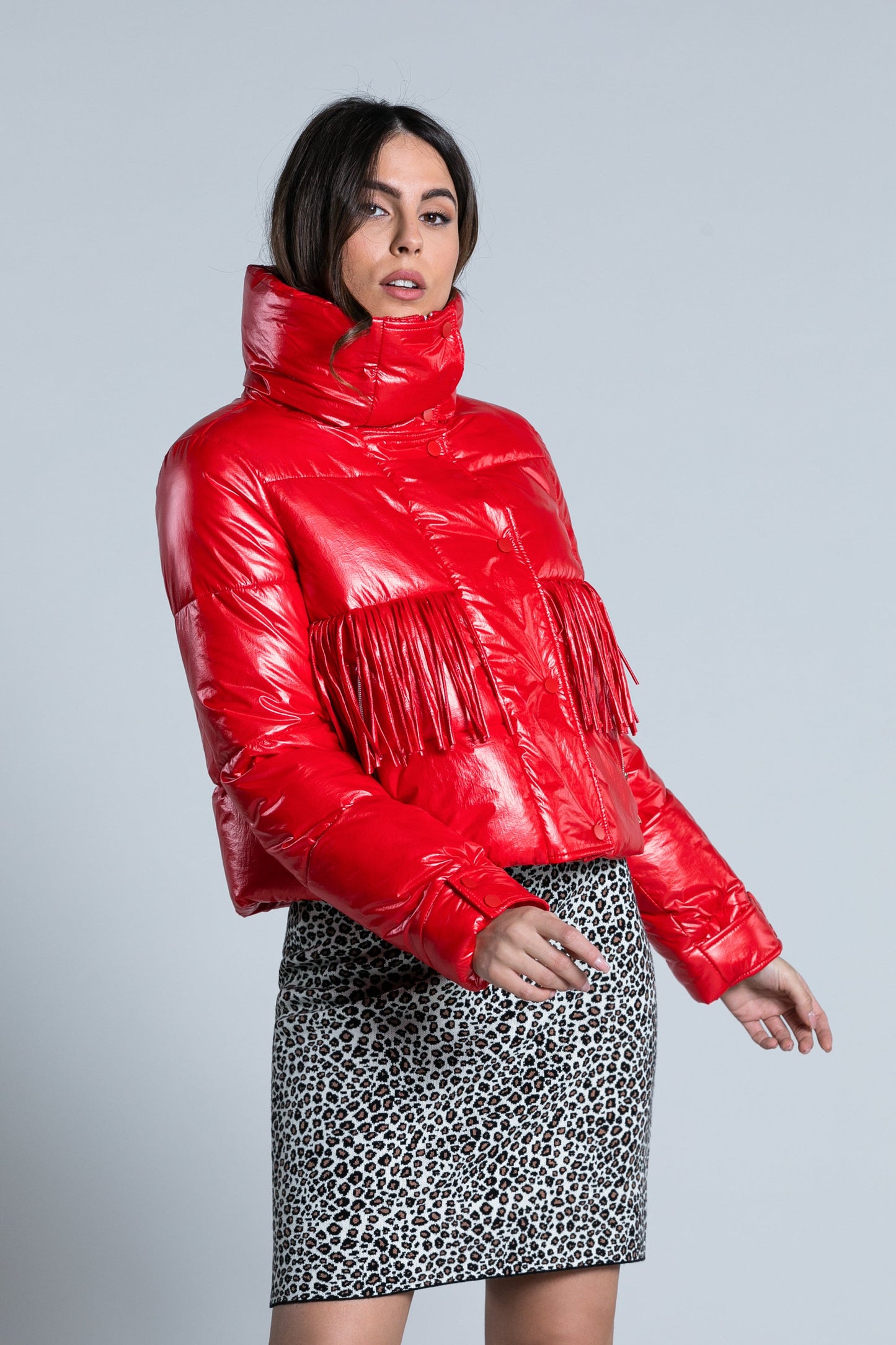 TOD 短款长袖羽绒服，带拉链加纽扣加流苏加可拆卸人造毛领。