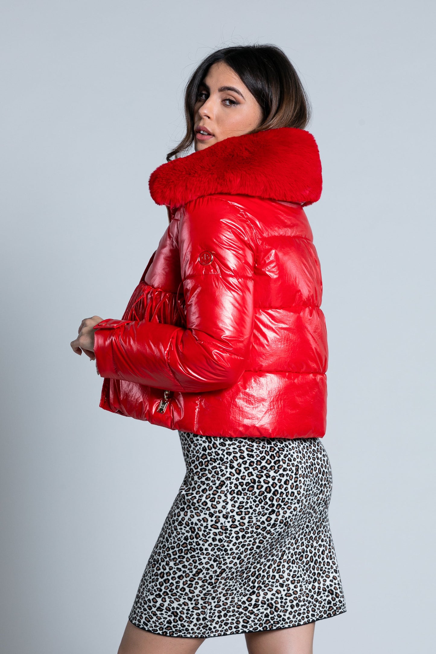 TOD 短款长袖羽绒服，带拉链加纽扣加流苏加可拆卸人造毛领。