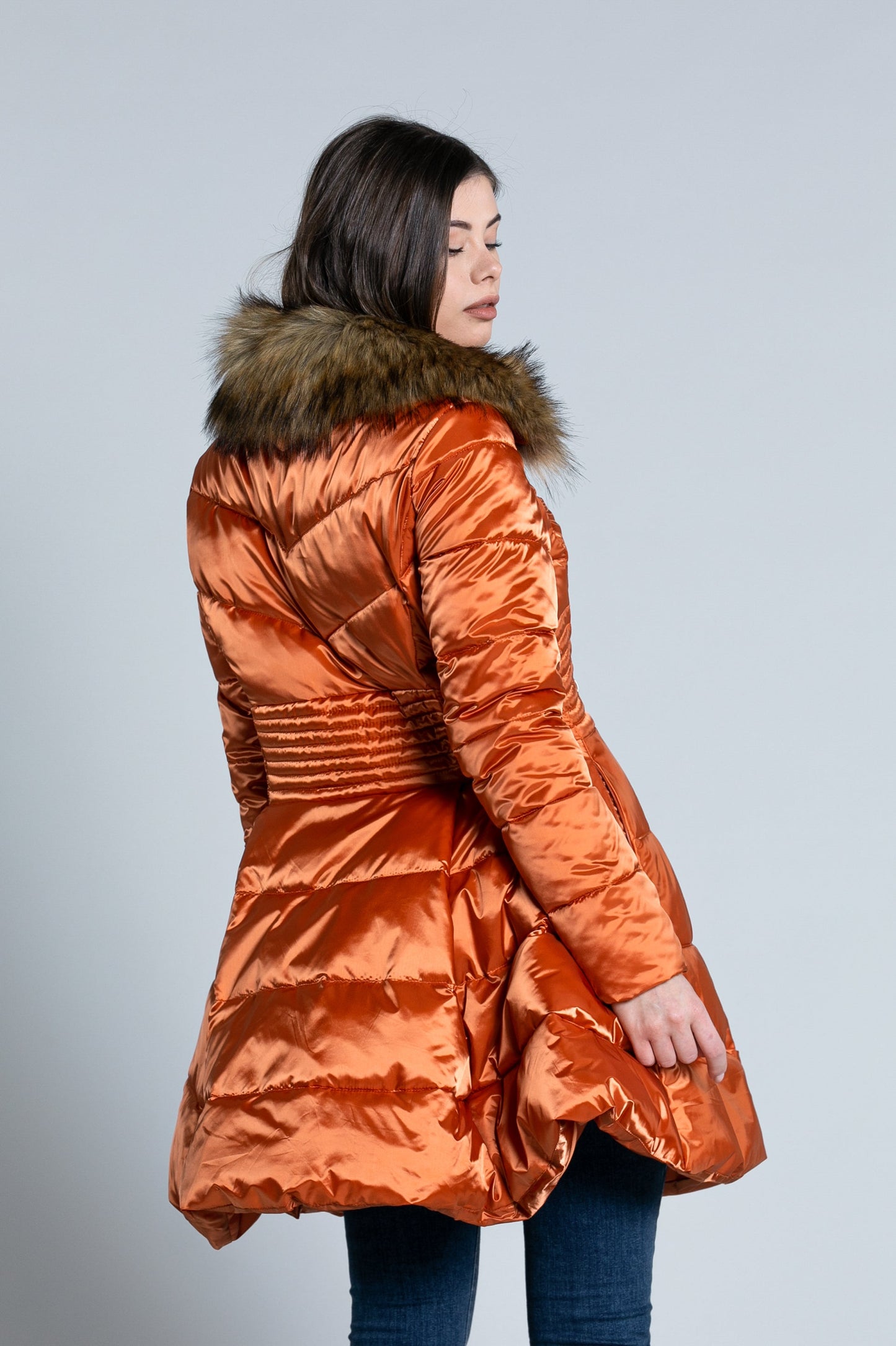 JINA 长袖羽绒服轮裙带口袋和可拆卸生态皮革衣领。