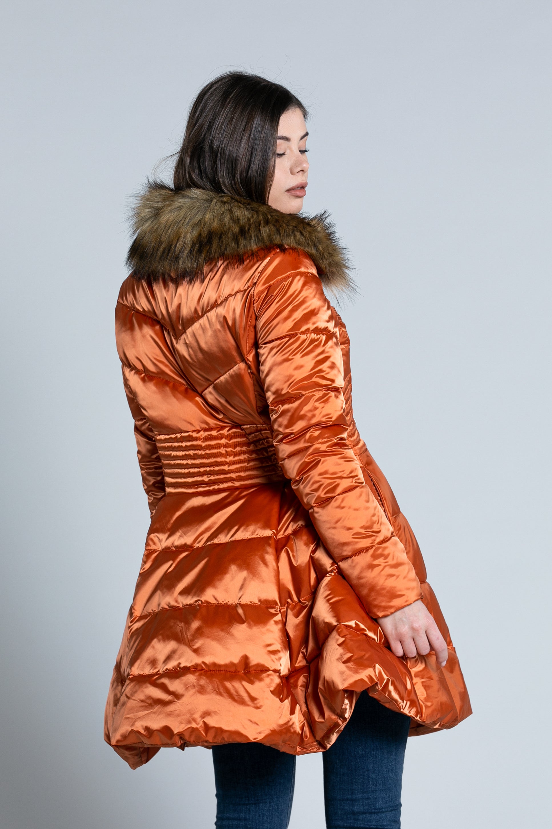 JINA 长袖羽绒服轮裙带口袋和可拆卸生态皮革衣领。