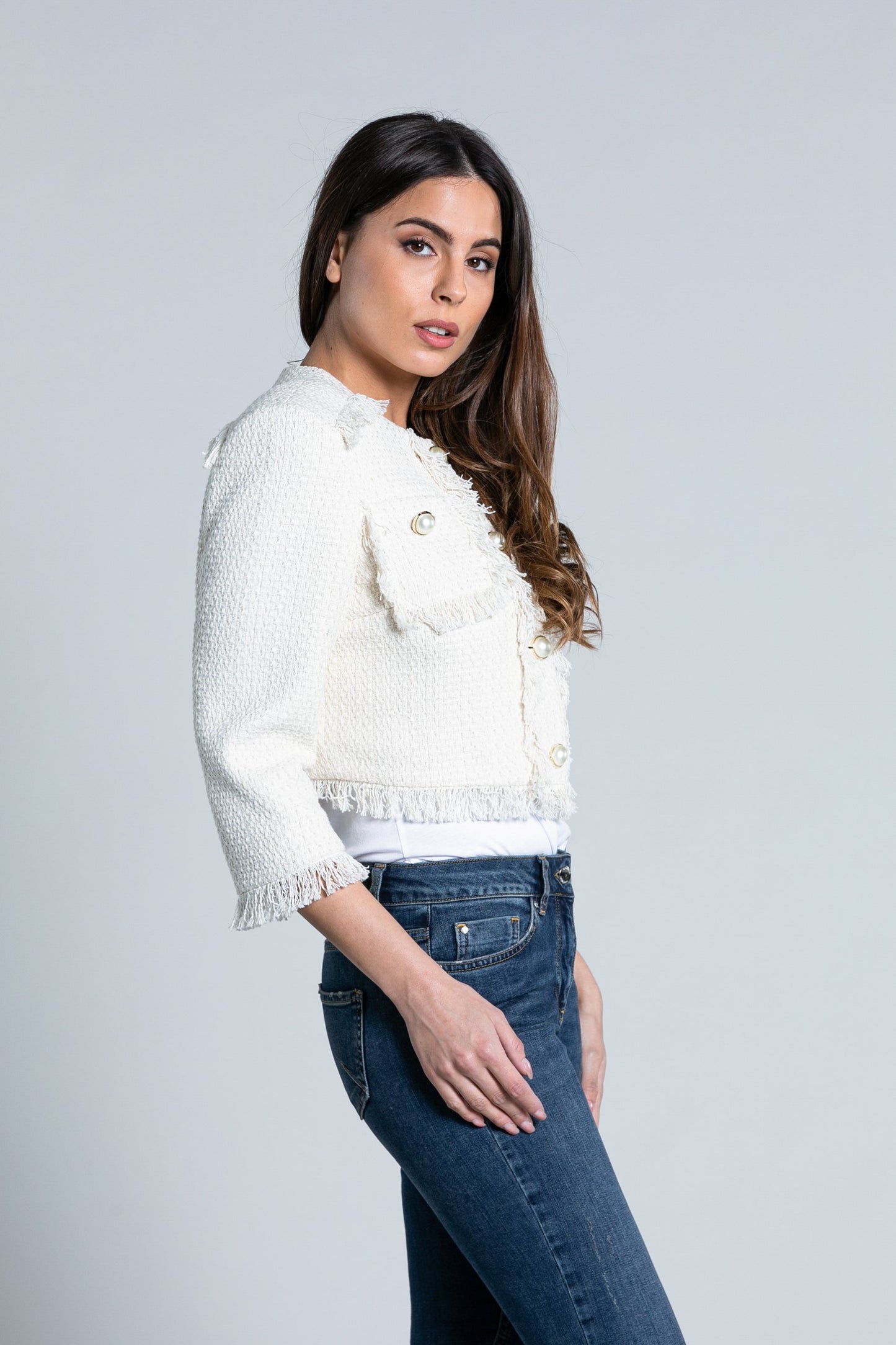 TERINEZ 短款夹克，带 3/4 袖香奈儿领，带口袋、纽扣和流苏