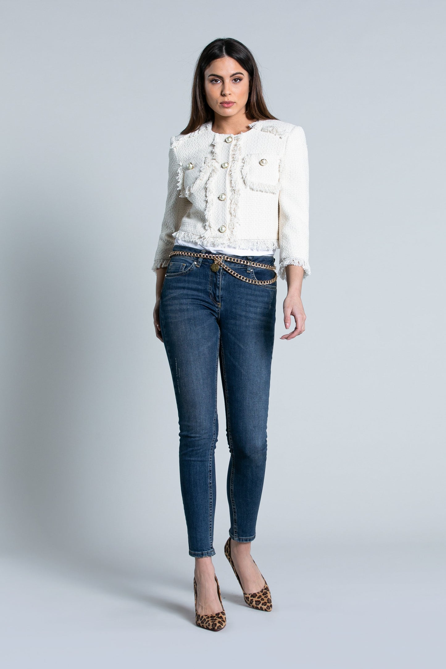 TERINEZ 短款夹克，带 3/4 袖香奈儿领，带口袋、纽扣和流苏