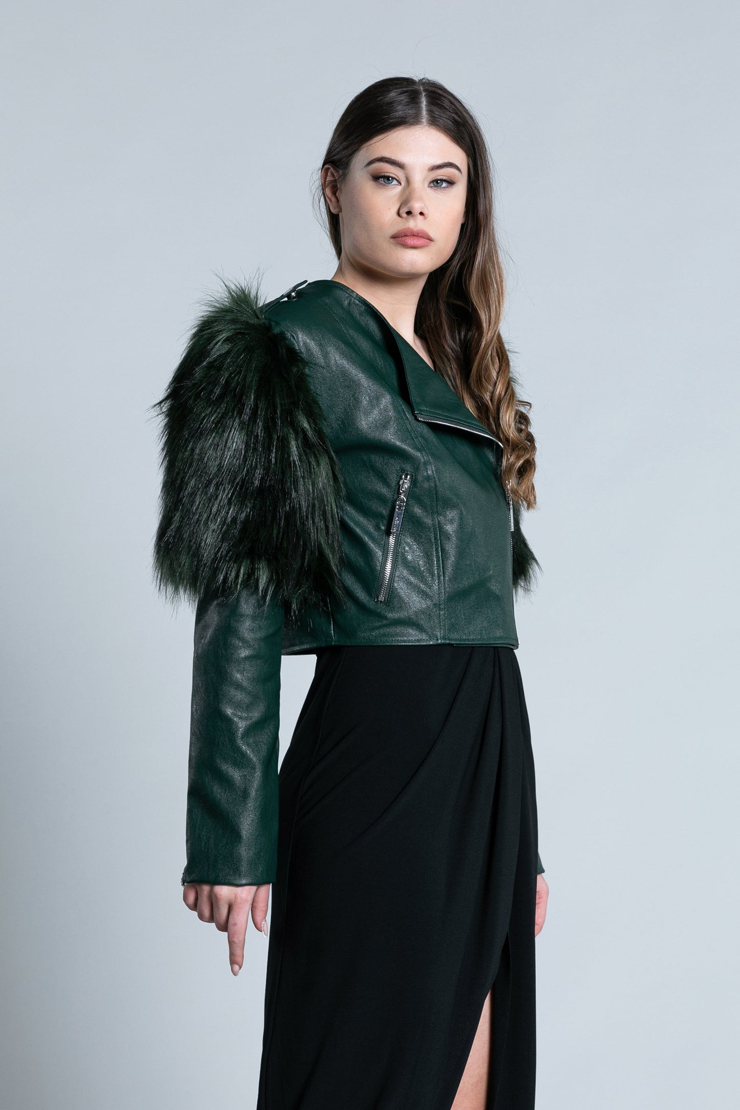 TILI 短款长袖夹克，配有可拆卸人造皮草口袋和人造皮革拉链