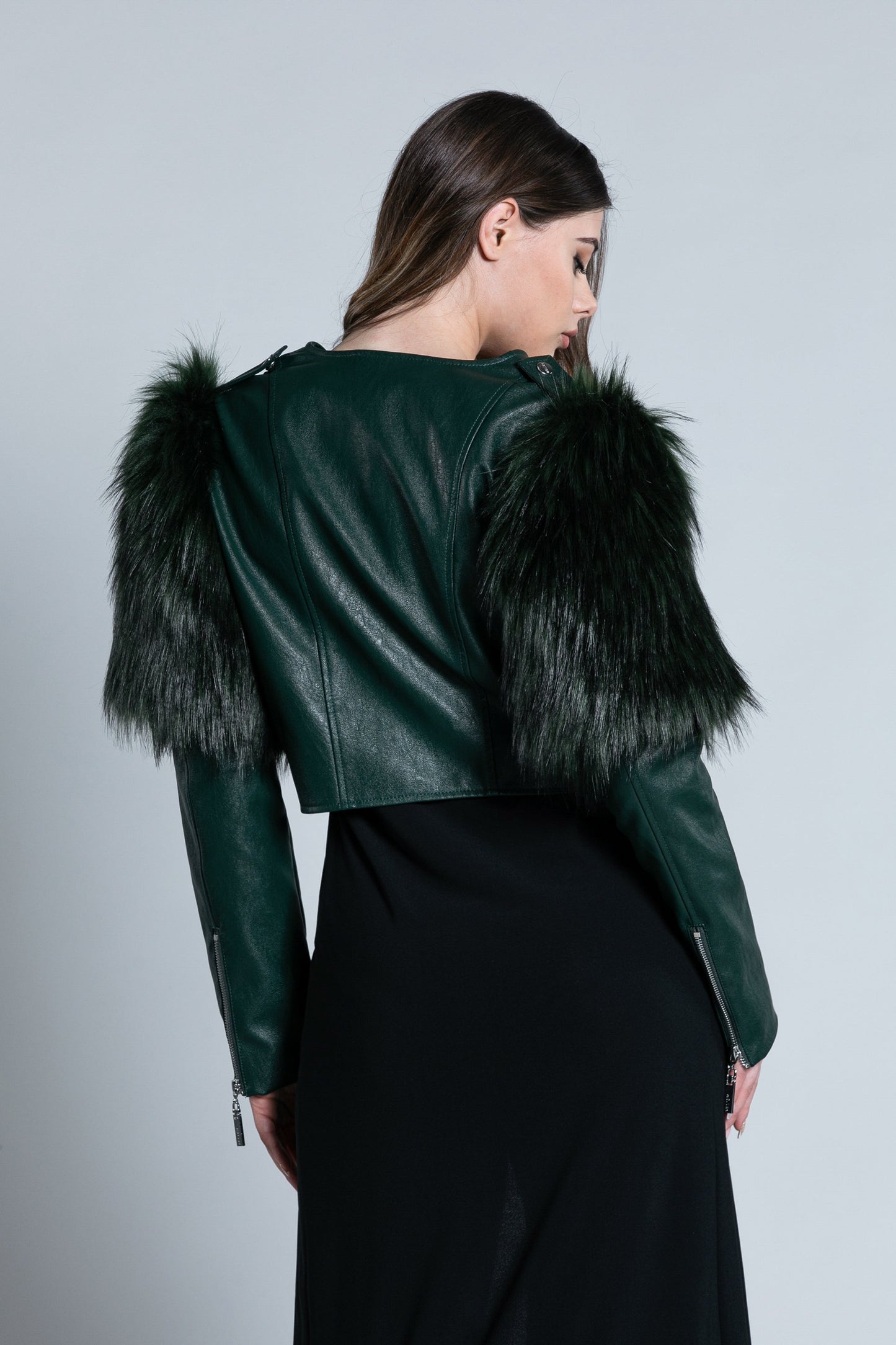 TILI 短款长袖夹克，配有可拆卸人造皮草口袋和人造皮革拉链