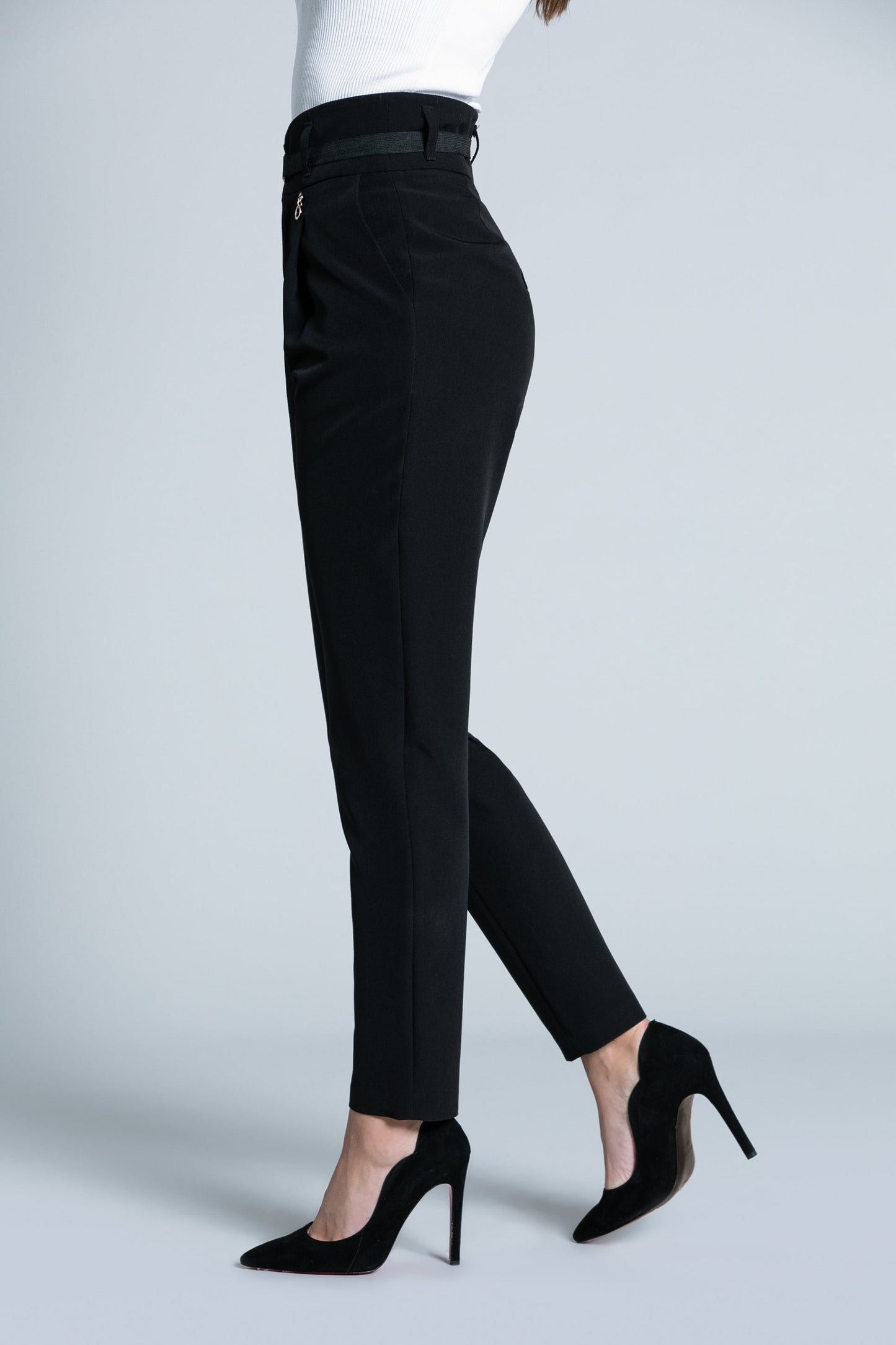 VRET 高腰长裤，搭配燕尾服紧身上衣加腰带加口袋