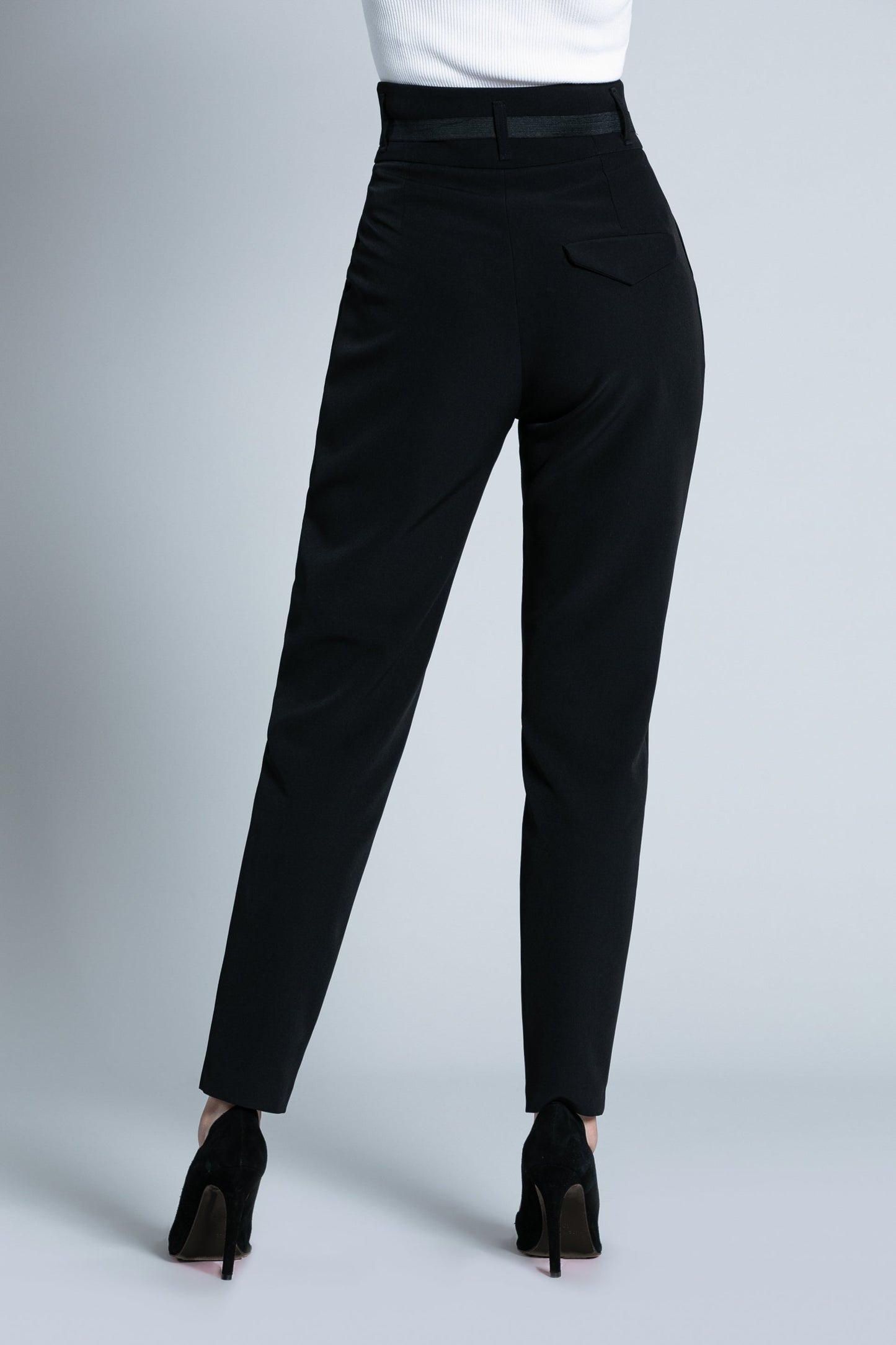 VRET 高腰长裤，搭配燕尾服紧身上衣加腰带加口袋