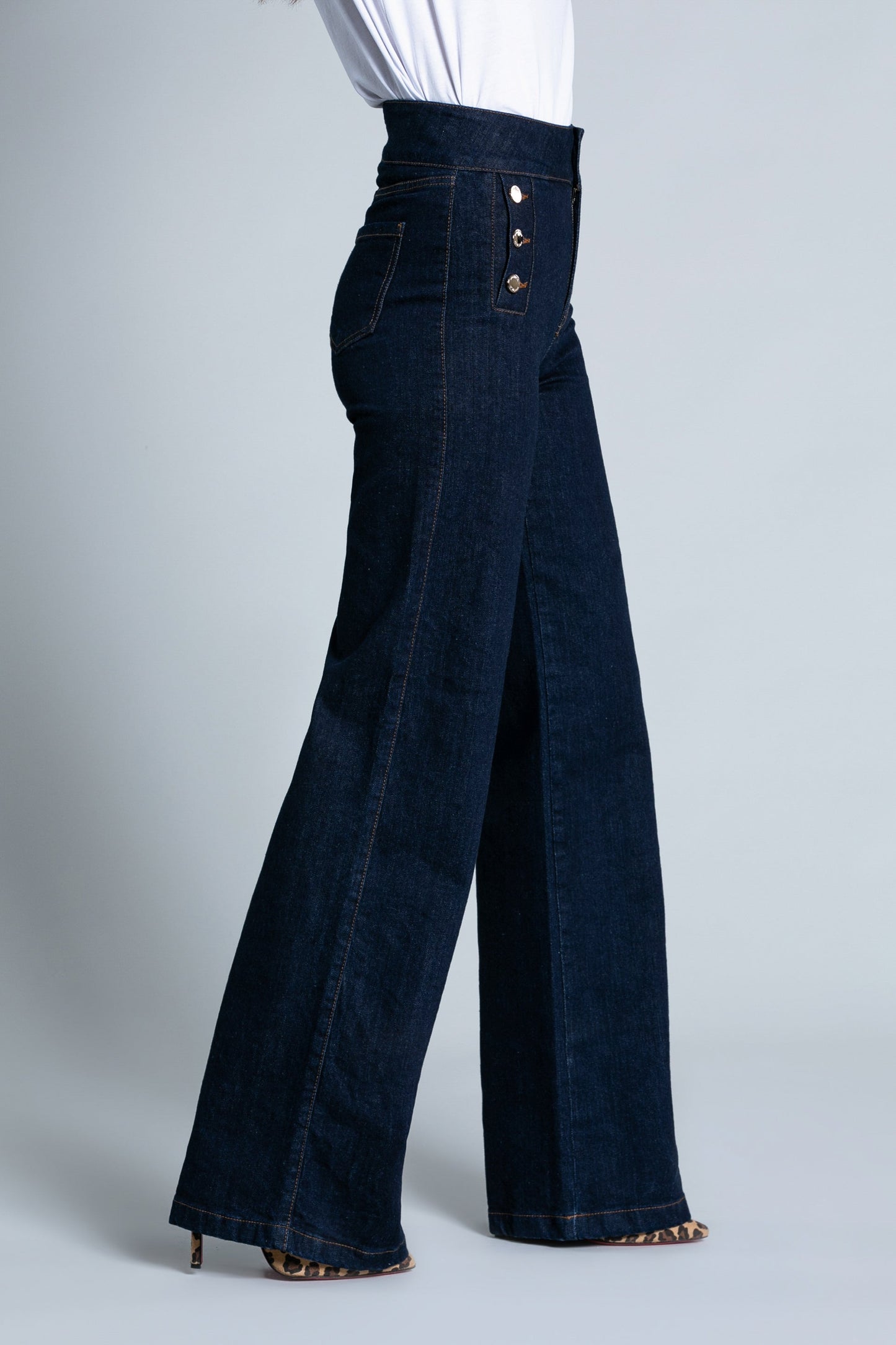 ZAMPISA 高腰喇叭牛仔裤，配贴边袋和纽扣