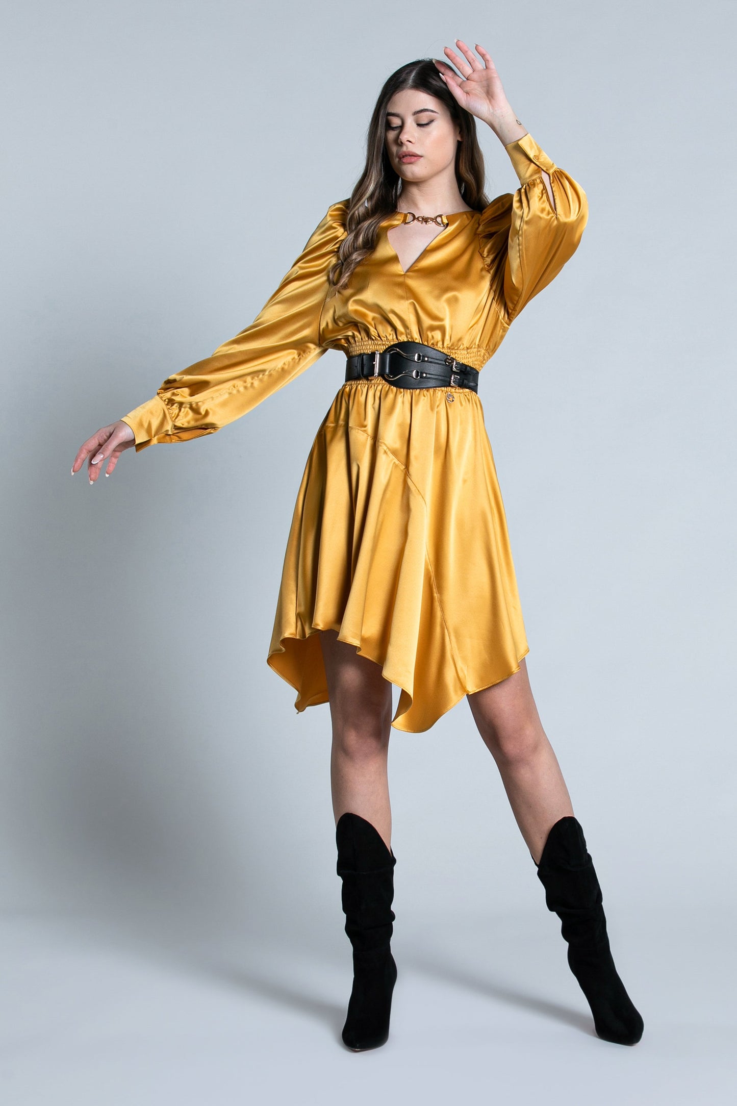 WIN 短款长袖气球领口垂坠加搭扣收腰烟点连衣裙