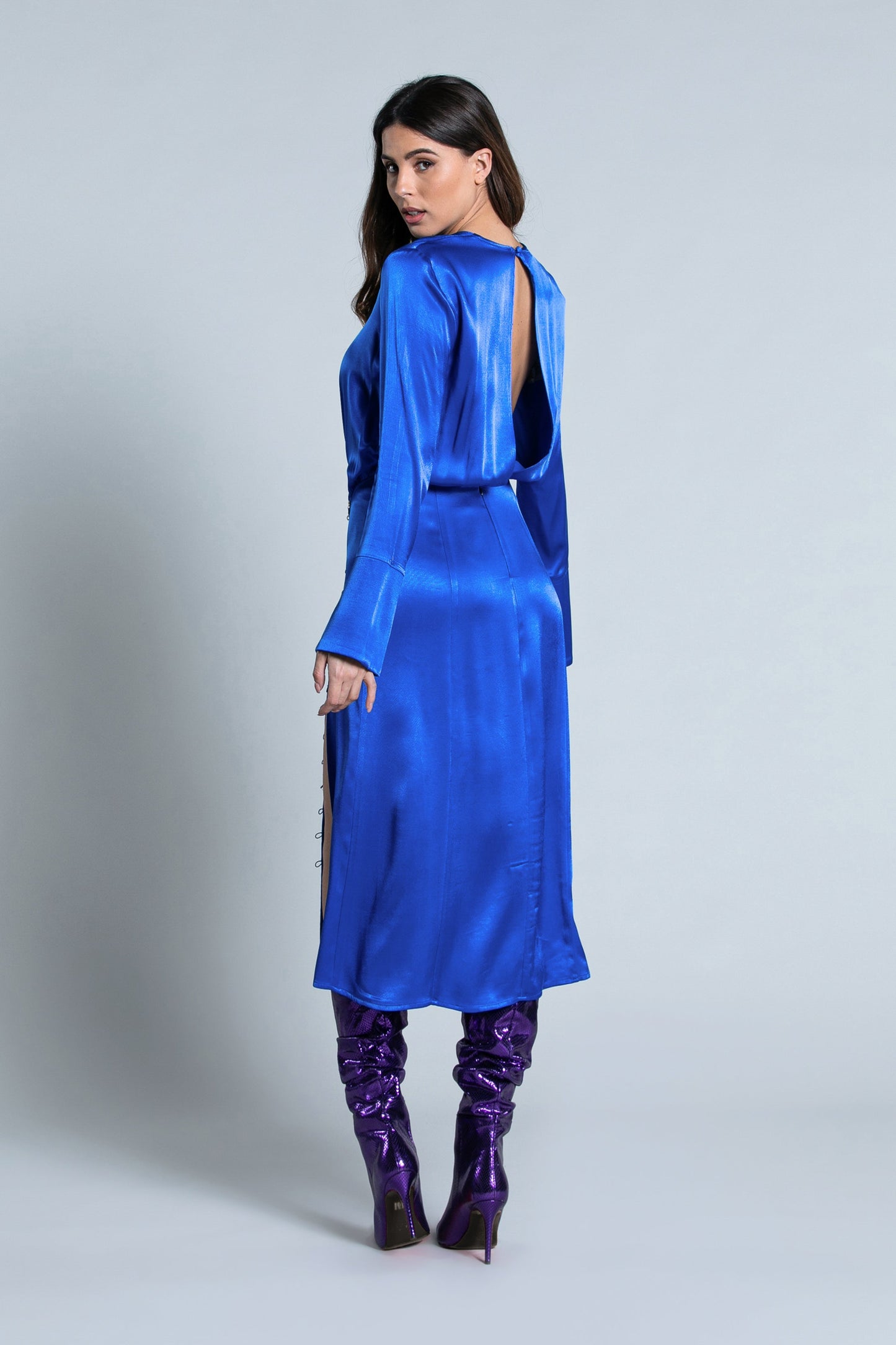 TITANUM 长袖中长连衣裙，十字交叉加后背带假纽扣。更多差距