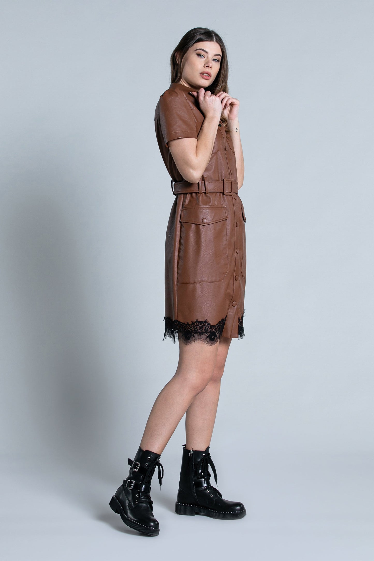 REL 短款半袖连衣裙，配腰带、大口袋和人造皮革蕾丝嵌片